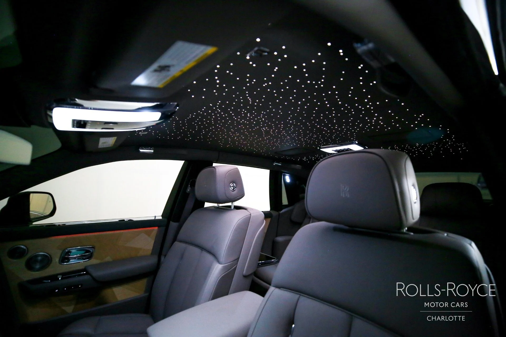 mph010_2972754839_Used_2025_Rolls_Royce_Phantom_1759509500_b63f26dc3b