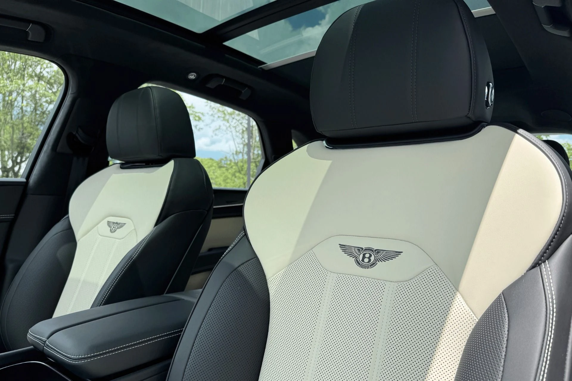 mph010_2972808033_New_2025_Bentley_Bentayga_V8_1757940189_5420eedfd4