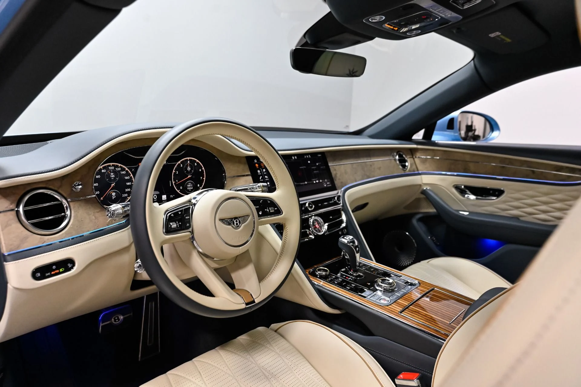 mph010_2995271436_Used_2022_Bentley_Flying_Spur_V8_1790876824_476ab42544