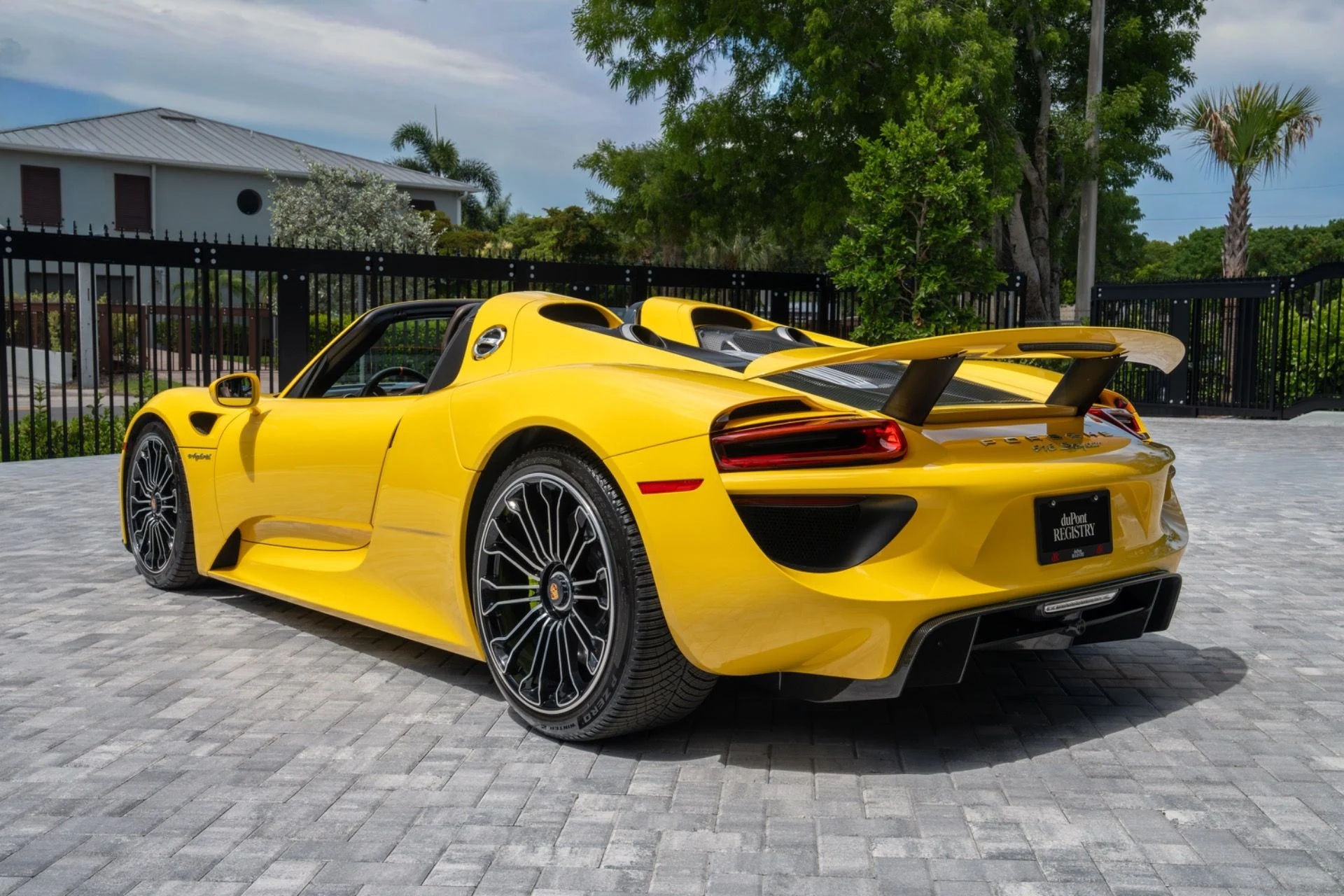 mph010_3000368554_Used_2015_Porsche_918_Spyder_1782406233_618815f185
