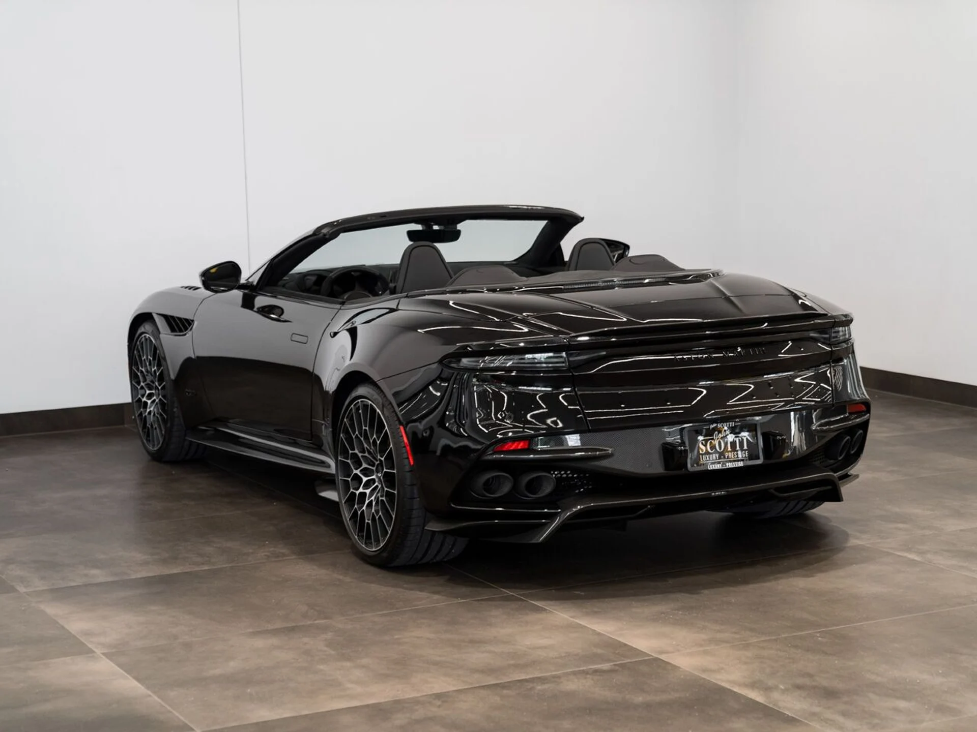 mph010_3006742727_aston_martin_dbs_2023_jpg_v_1773863537_afbd5f4b65