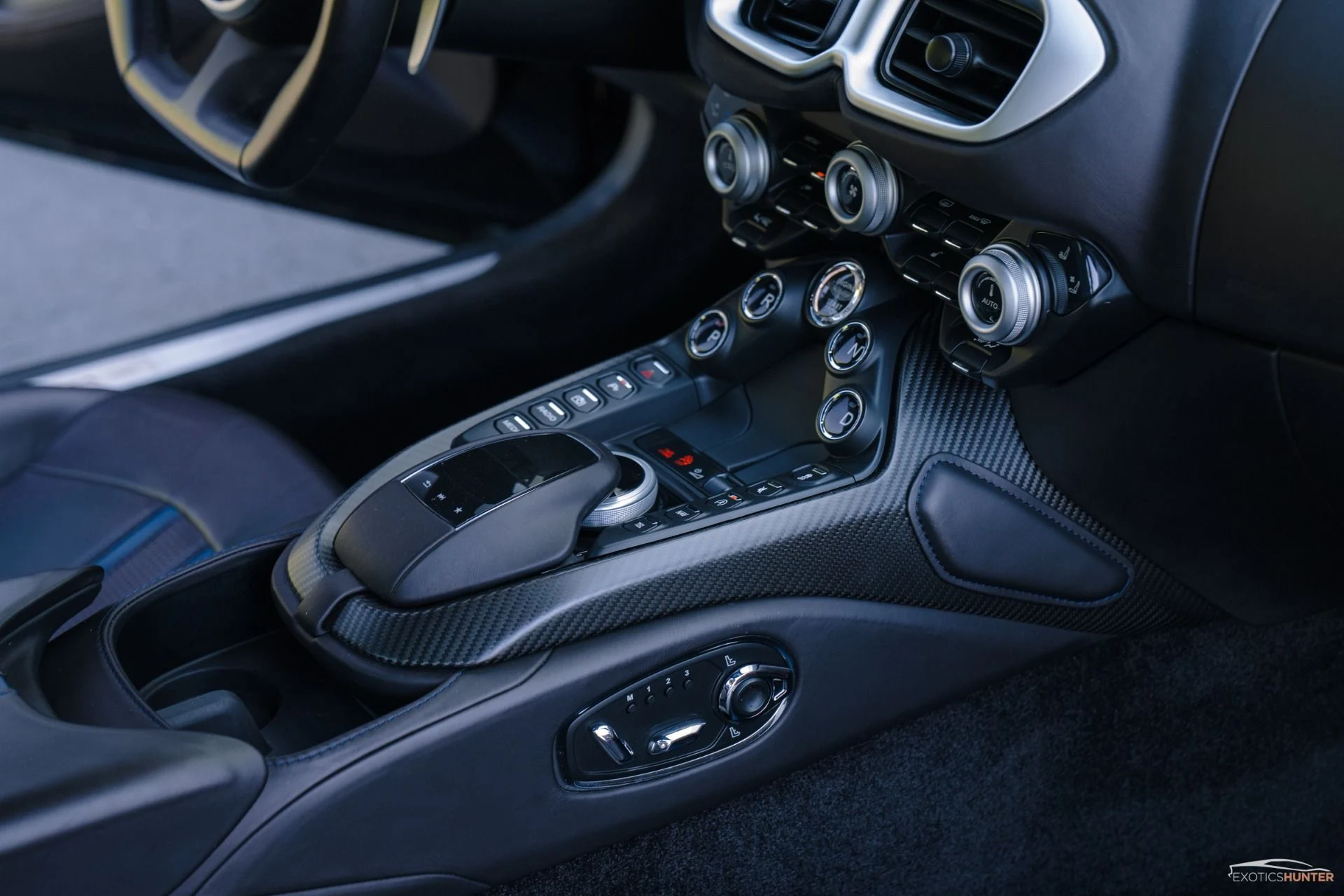 mph010_3040183765_Used_2019_Aston_Martin_Vantage_1753929361_52536dde5f