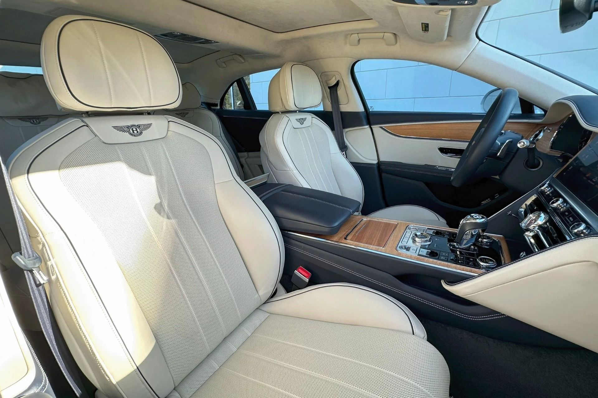 mph010_3060086540_Used_2022_Bentley_Flying_Spur_V8_1759839159_3459fde9d4
