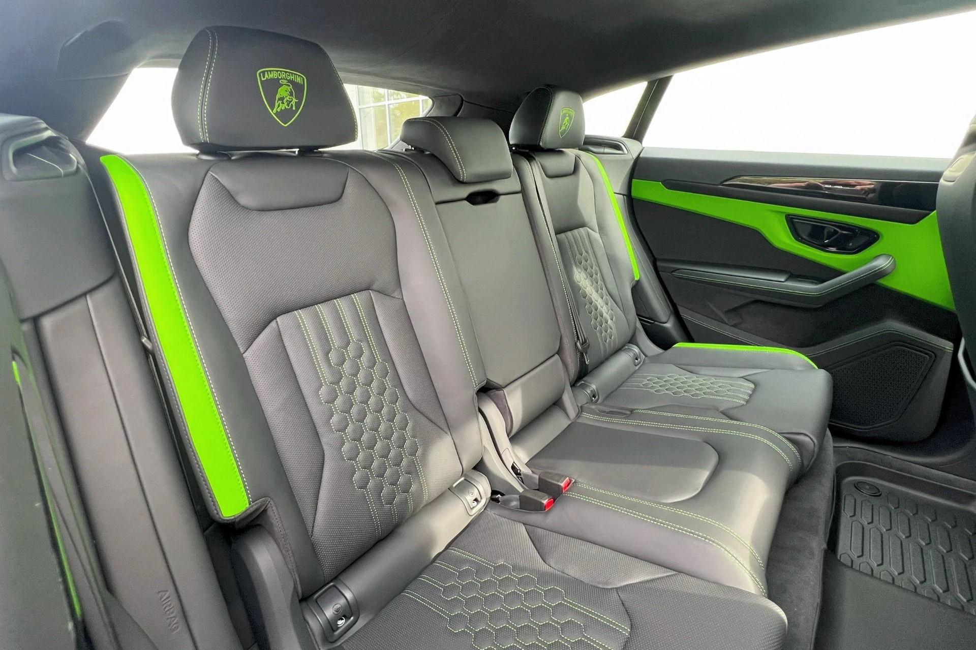 mph010_3061886279_Used_2025_Lamborghini_Urus_SE_1769869346_216fb60244