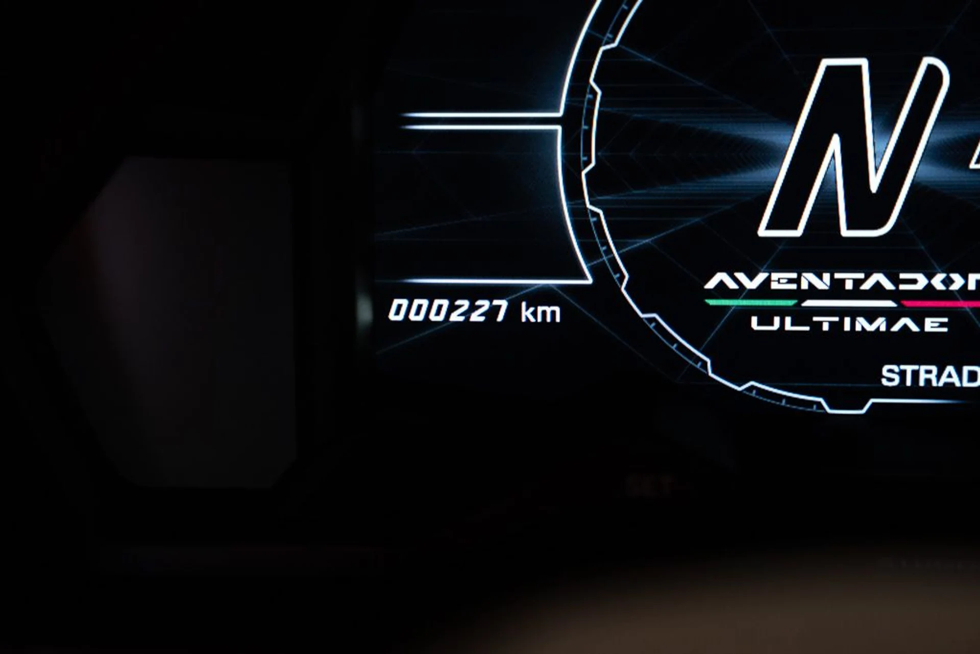 mph010_3073316347_lamborghini_aventador_2022_jpg_v_1770227440_9a48b3b4ac