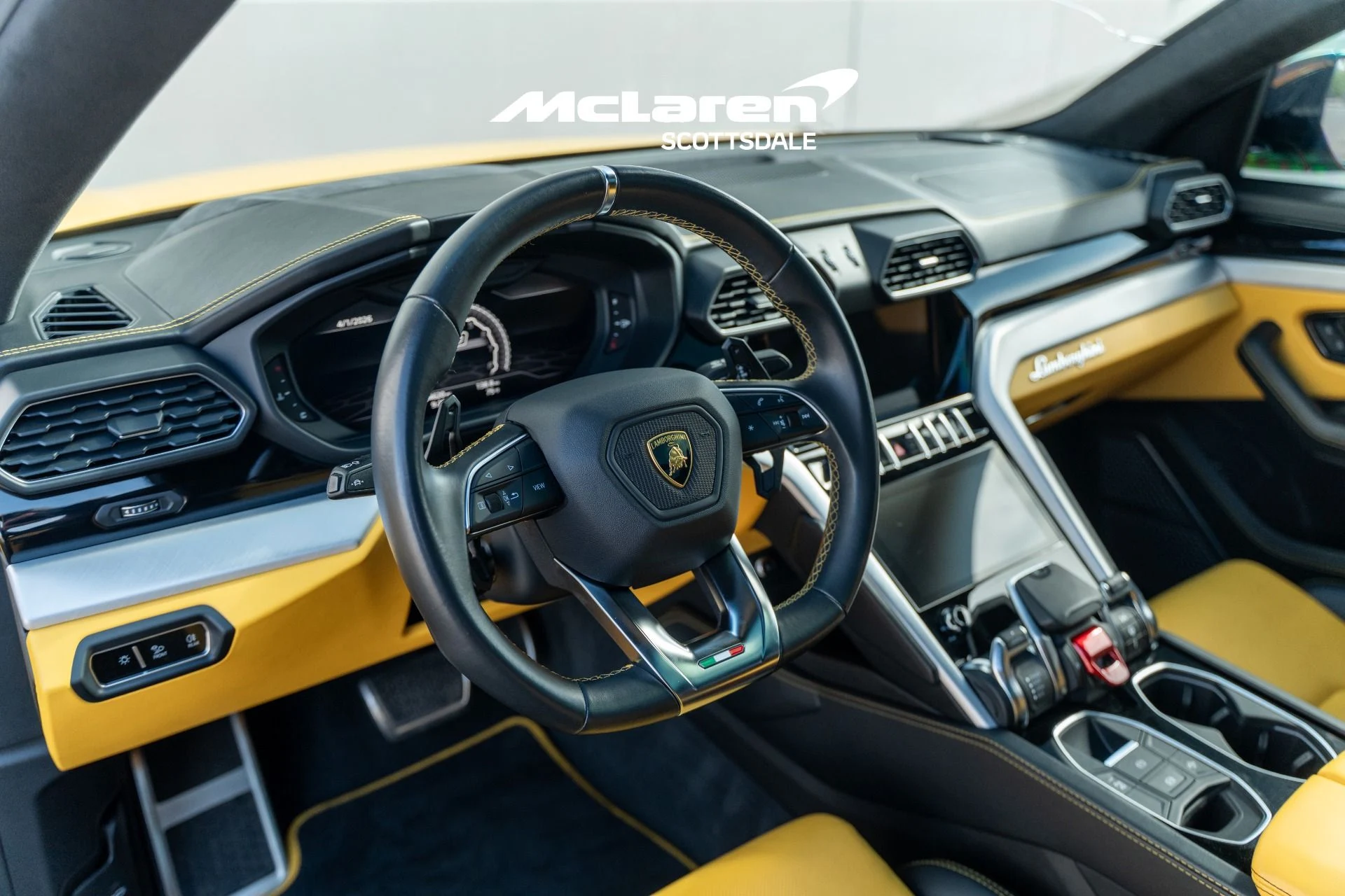 mph010_308052754_Used_2021_LAMBORGHINI_URUS_1775537131_4431bf375e