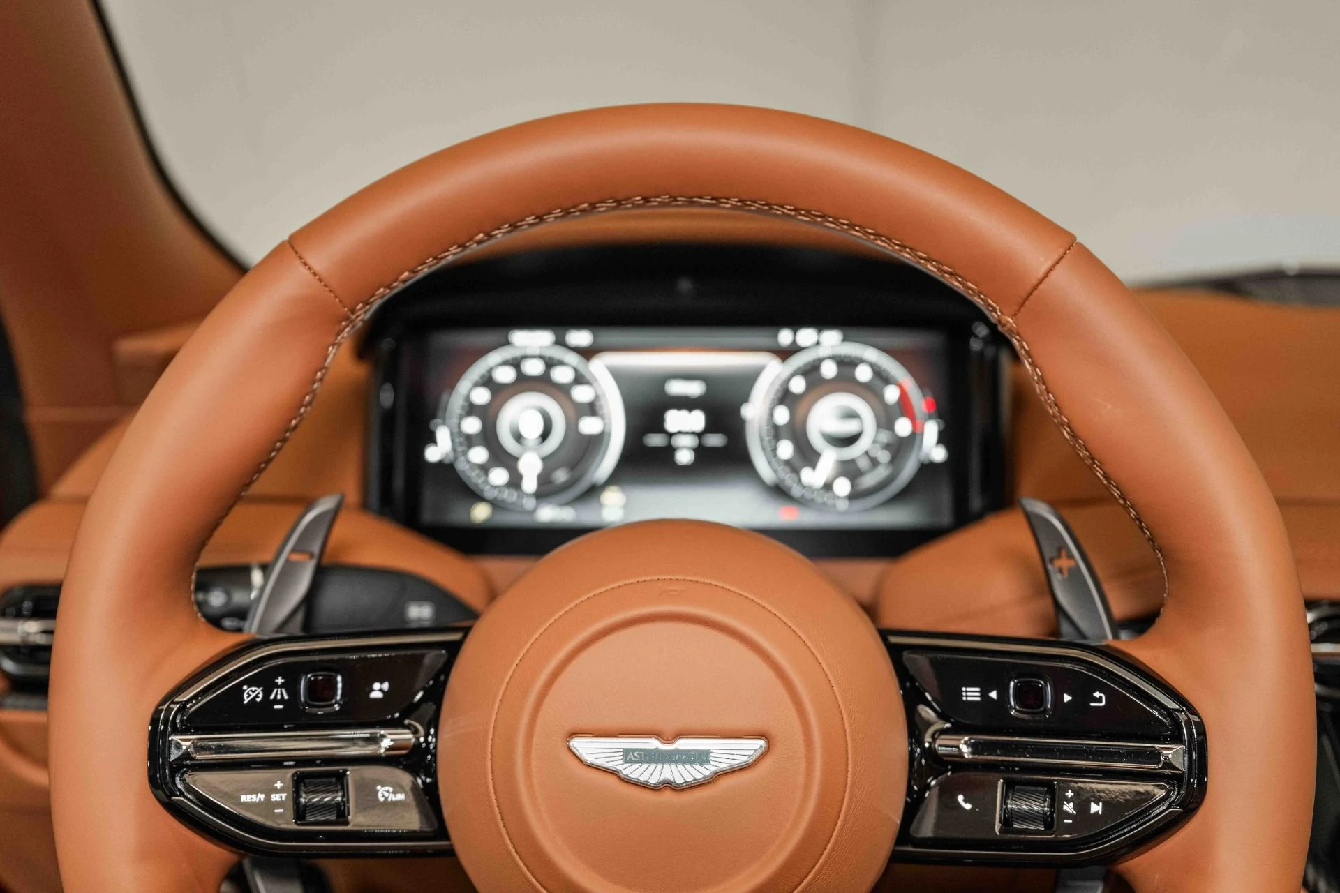 mph010_3082267298_Used_2025_Aston_Martin_DB_12_Volante_1727880982_608e084d99