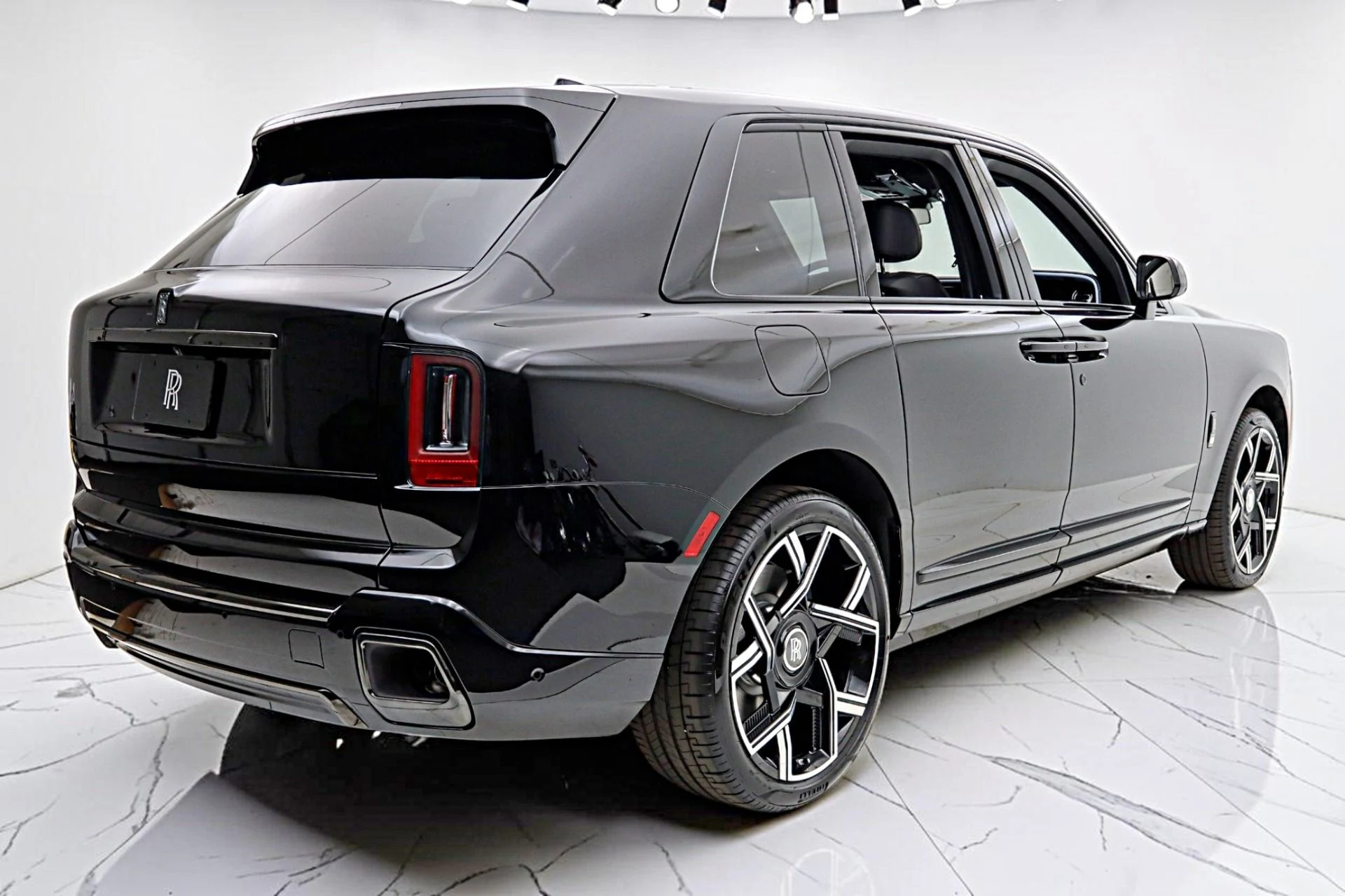 mph010_3093814335_New_2027_Rolls_Royce_Black_Badge_Cullinan_90265de145