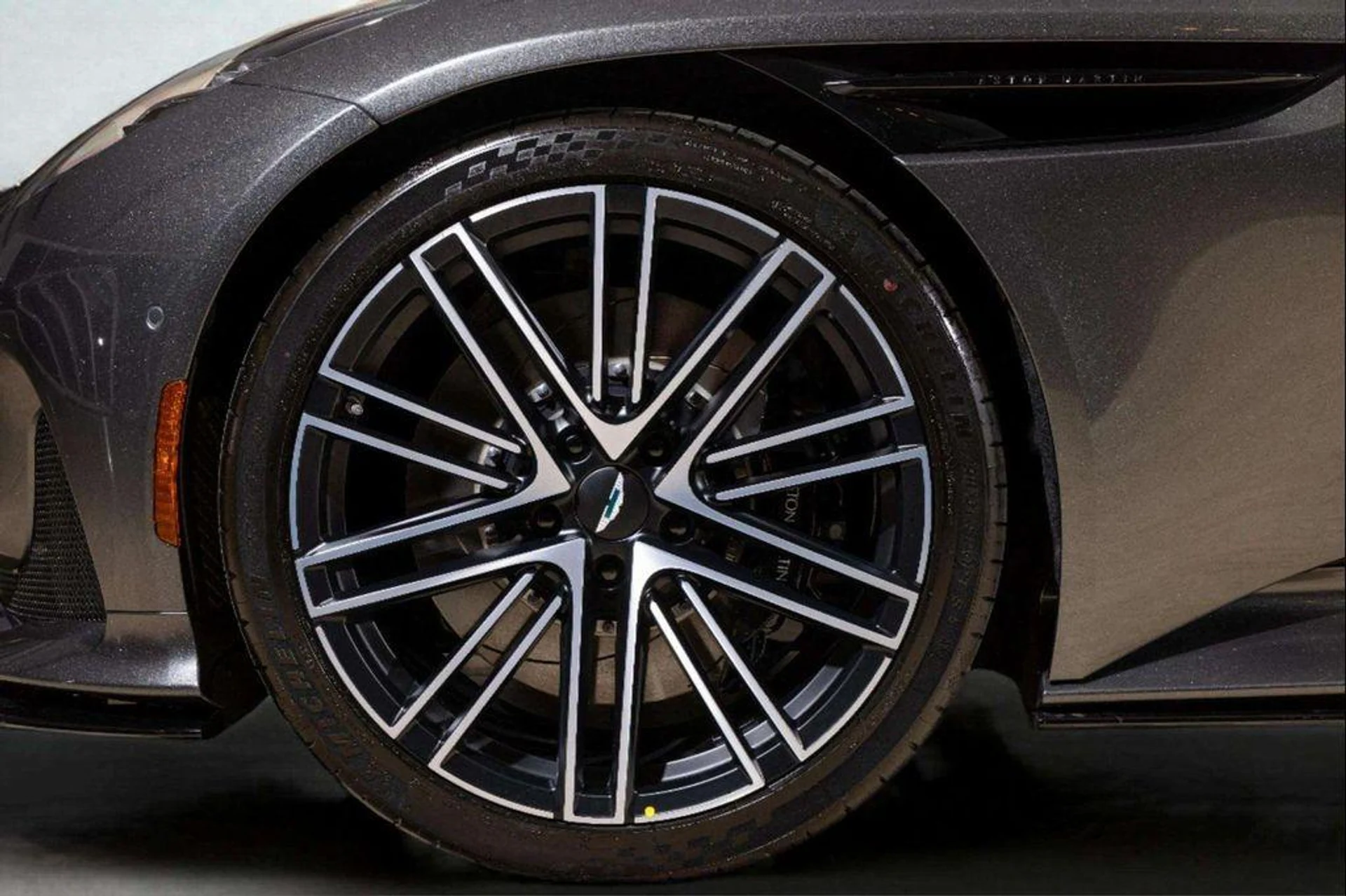 mph010_3099851906_dy_T_MR_Yg_QY_Nix_Y1_Z_Bgf9v032b_Y_0932aafa68