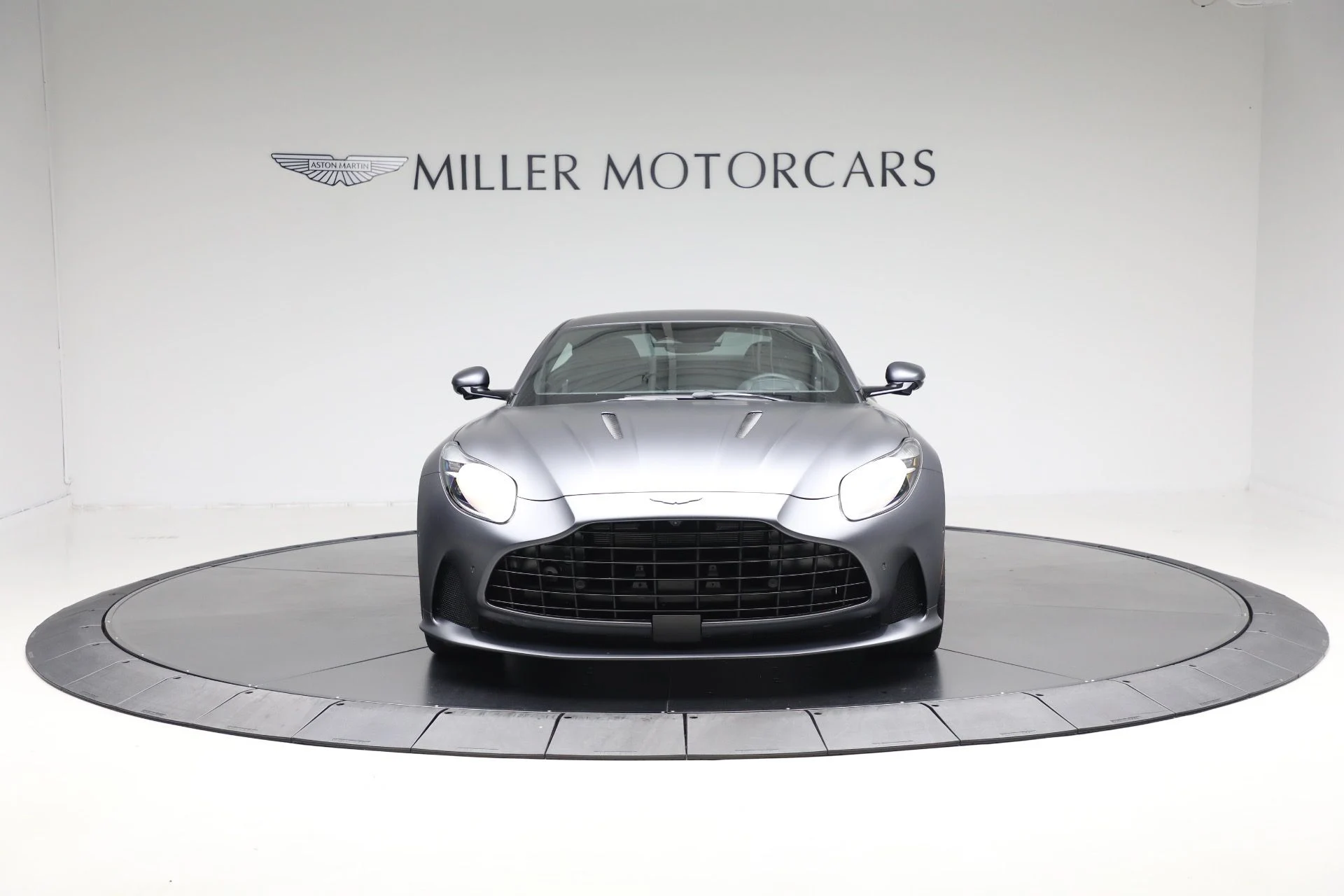 mph010_3102686204_Used_2025_Aston_Martin_DB_12_V8_cb3cf60a72