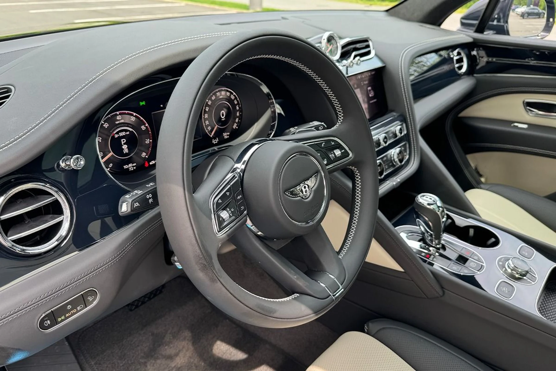 mph010_3121352313_New_2025_Bentley_Bentayga_V8_1749227501_3a92754310