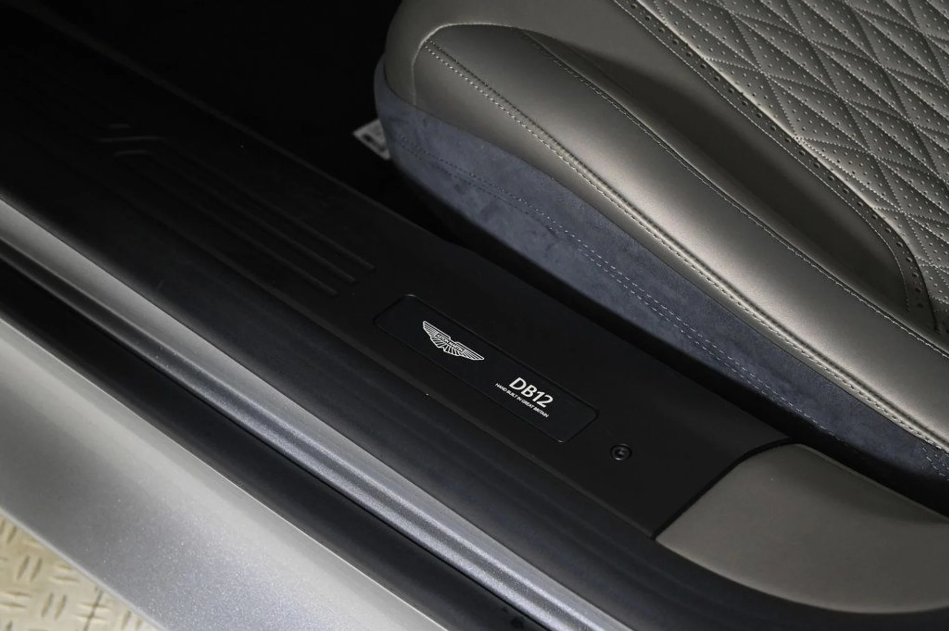mph010_3124989619_new_2026_aston_martin_db12_11350_22941793_10_1024_2563bb21a5