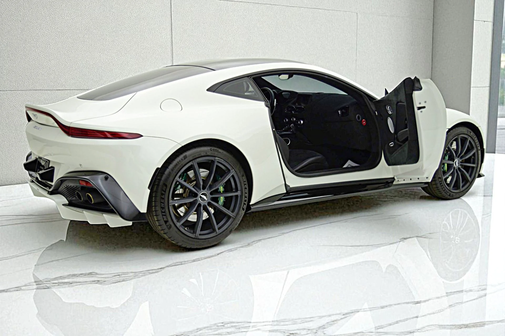 mph010_3135800512_Used_2019_Aston_Martin_Vantage_Coupe_c3d542838c