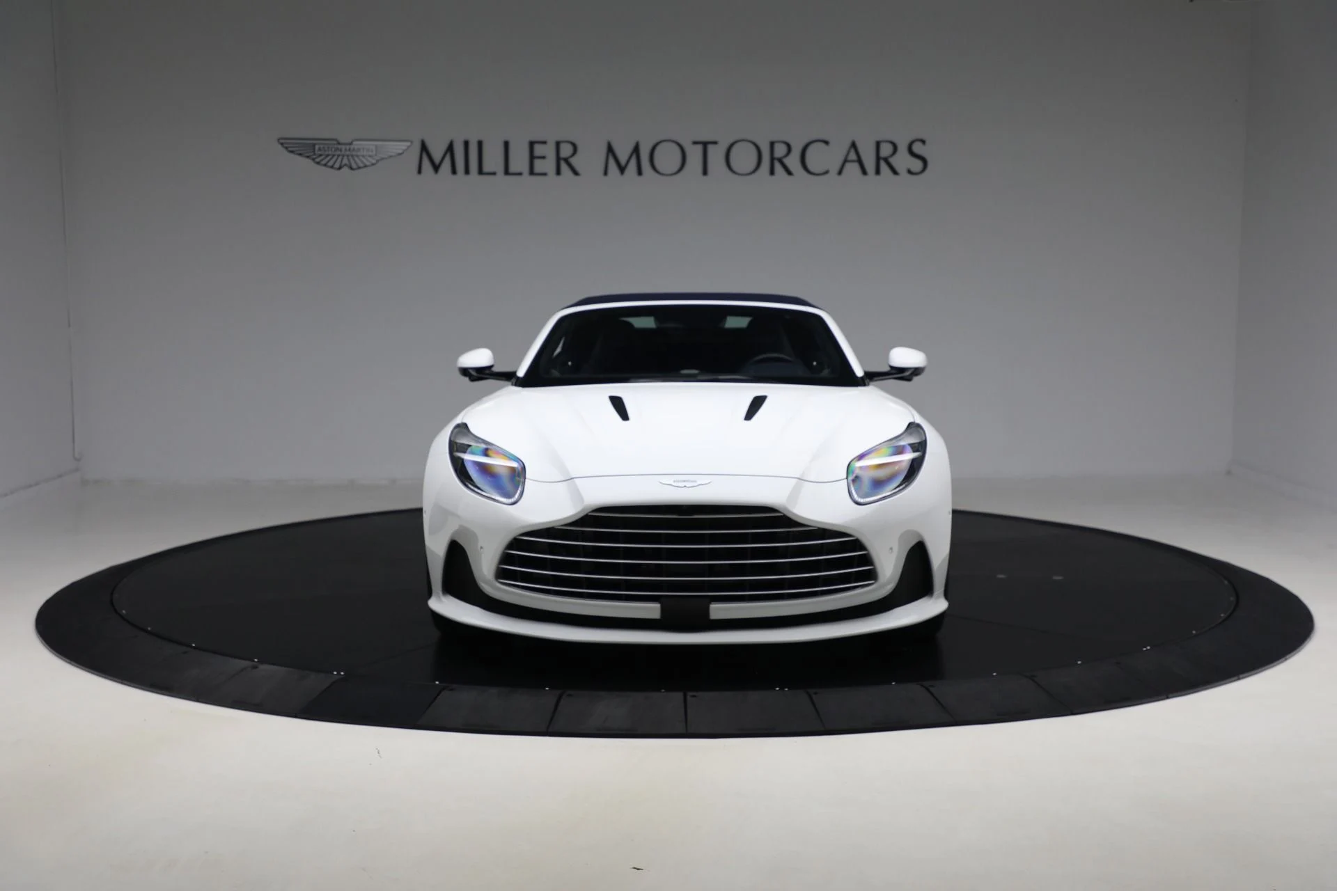 mph010_3142081362_Used_2024_Aston_Martin_DB_12_Volante_062c634d49