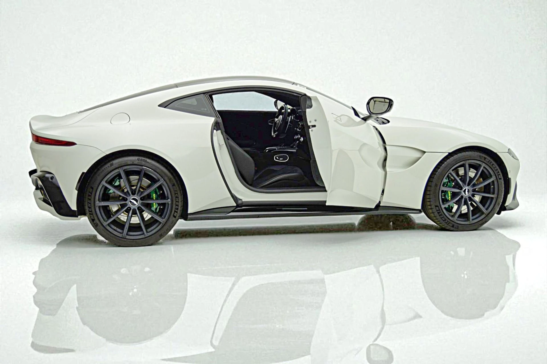 mph010_3174924678_Used_2019_Aston_Martin_Vantage_dc83c1759f