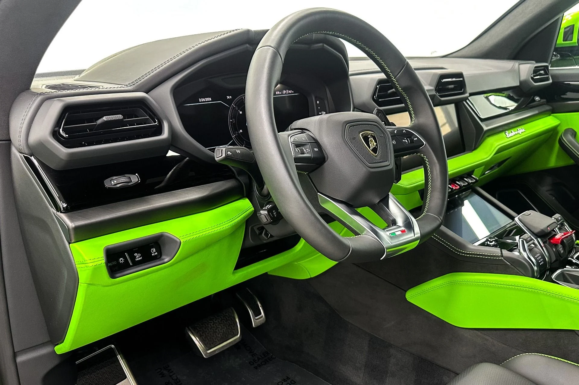 mph010_3188111215_Used_2025_Lamborghini_Urus_SE_Bicolor_Sportive_Interior_870_Miles_789_Horsepower_1772047572_1afe824772