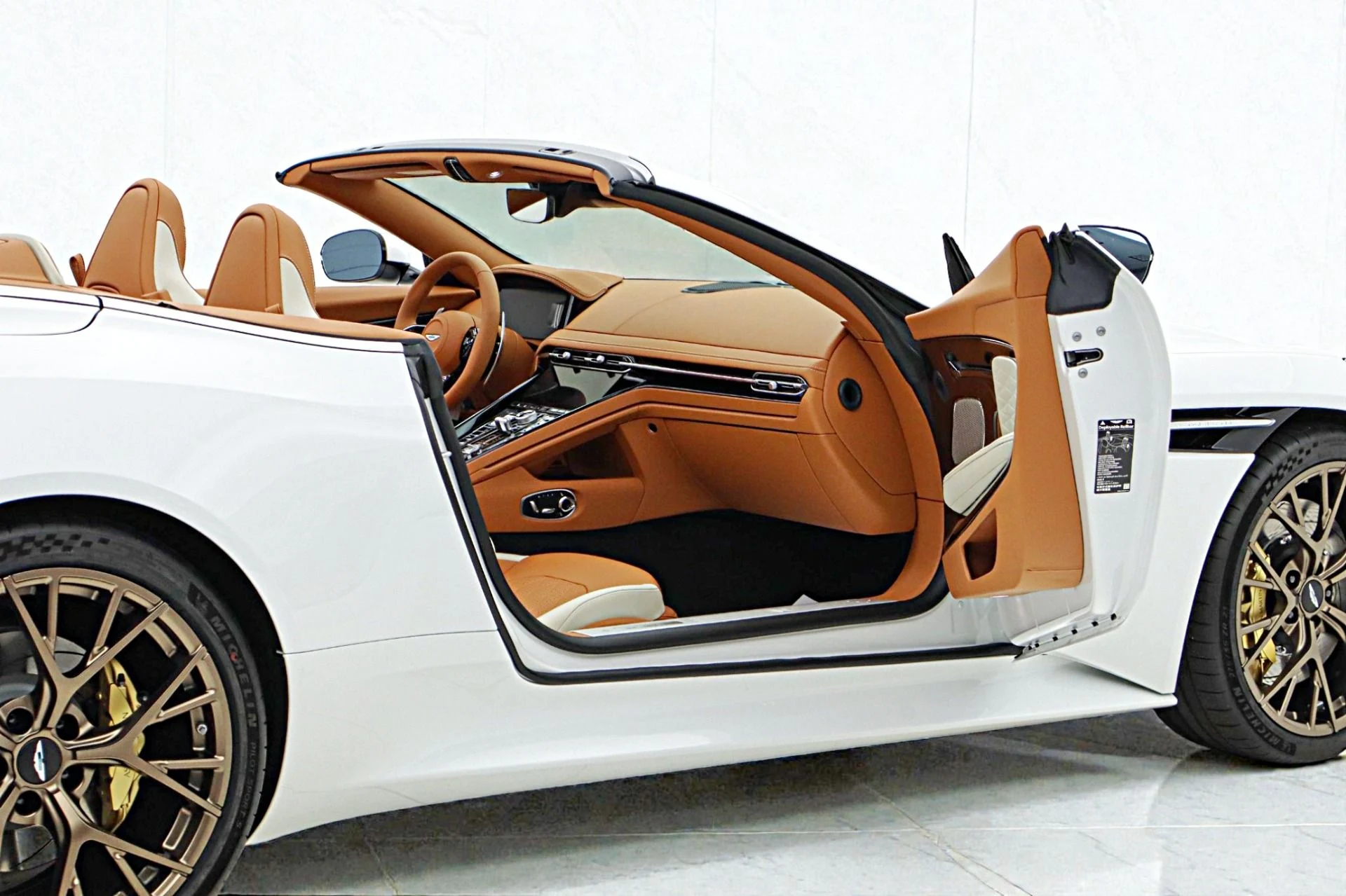 mph010_3232044209_New_2026_Aston_Martin_DB_12_Volante_7700b06378
