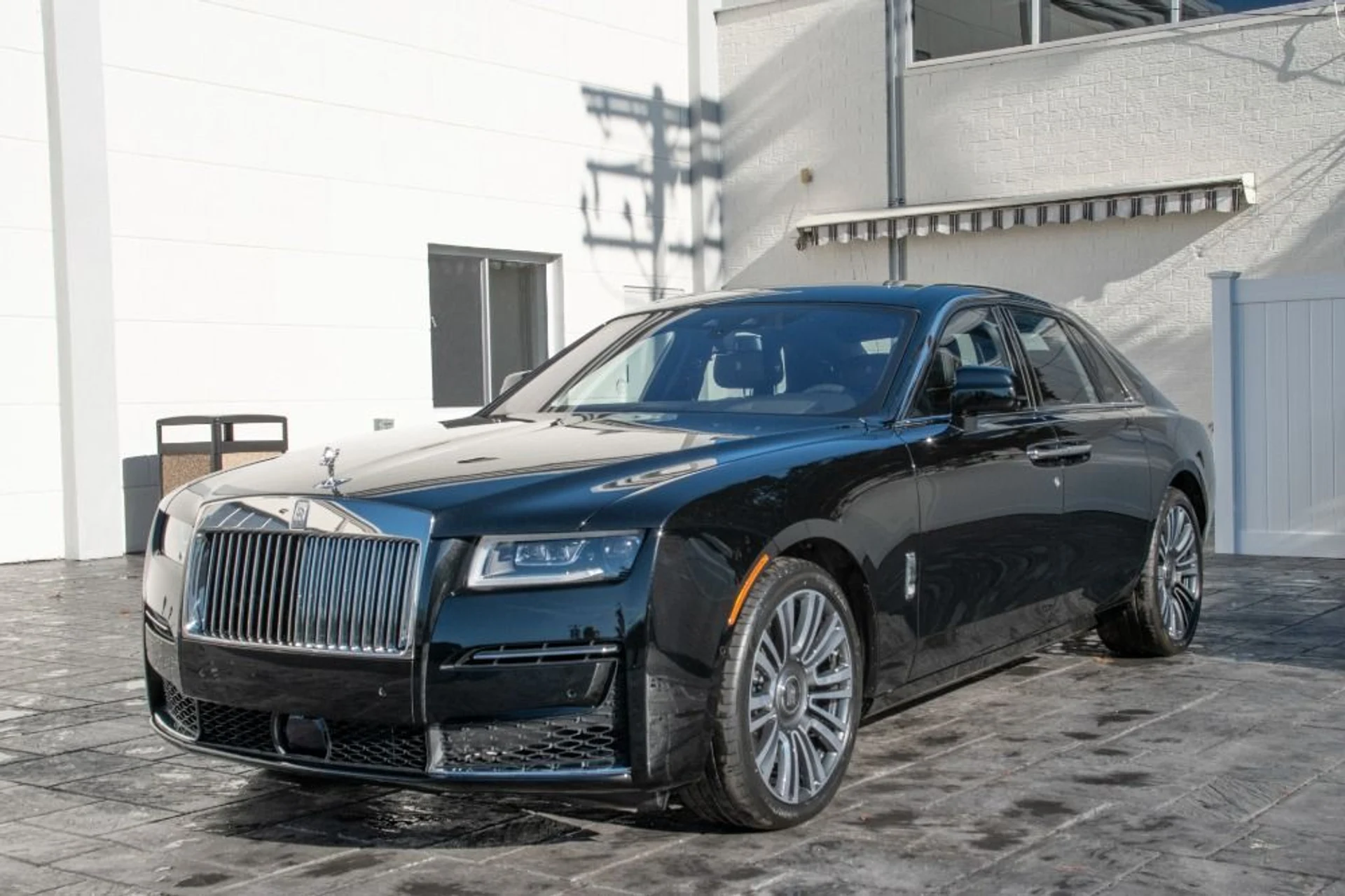 mph010_3233629775_Used_2022_Rolls_Royce_Ghost_1773430946_5e542ced9c