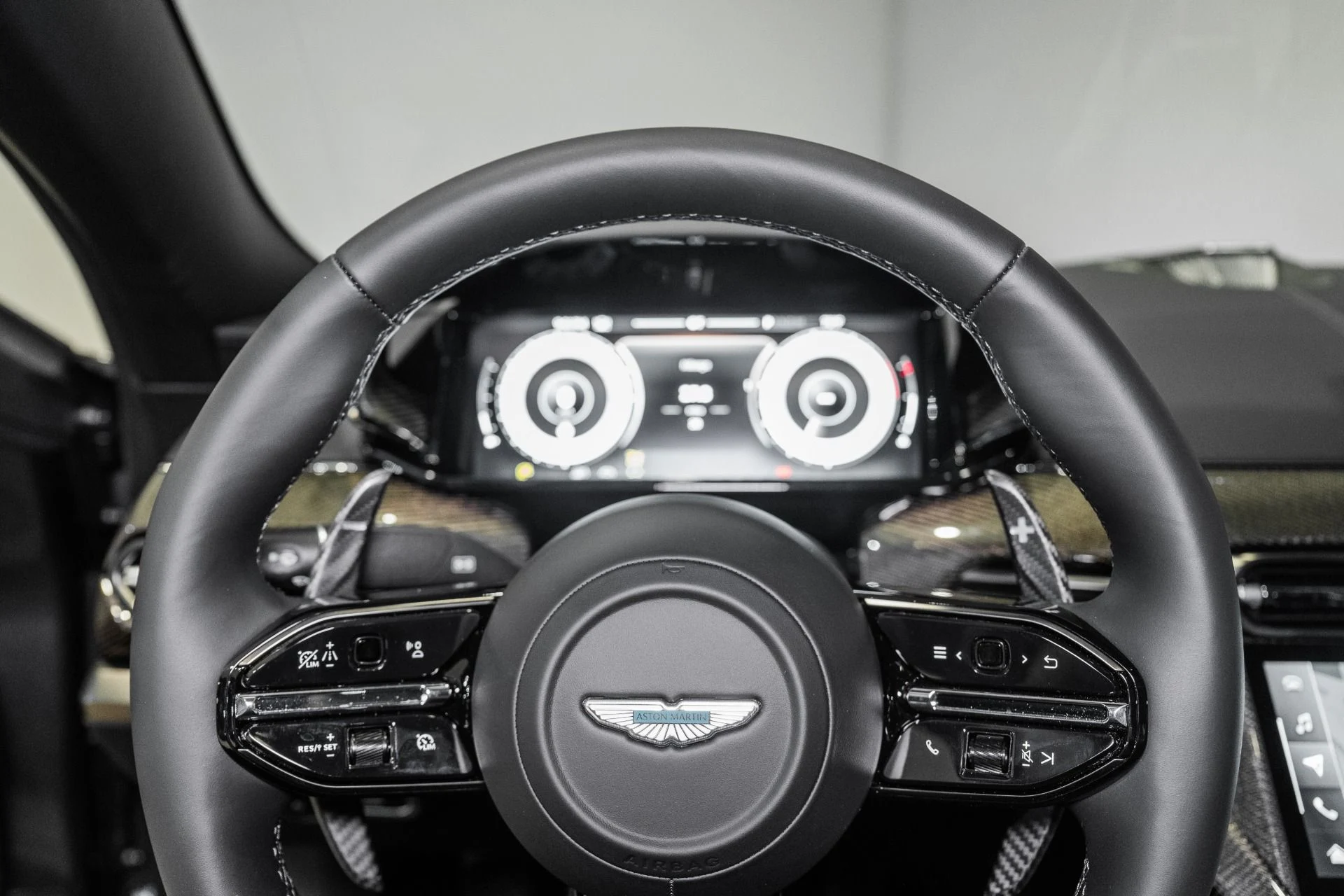 mph010_3243793931_New_2027_ASTON_MARTIN_VANQUISH_1787330062_1f9e0364e9