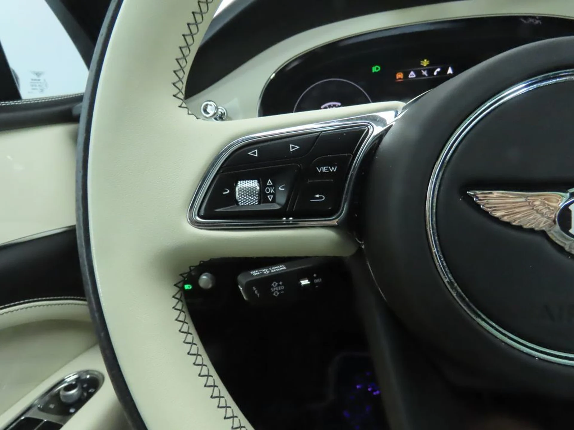 mph010_3248539138_used_2023_bentley_bentayga_ewb_8119_22900823_11_1024_9e4a7aa327
