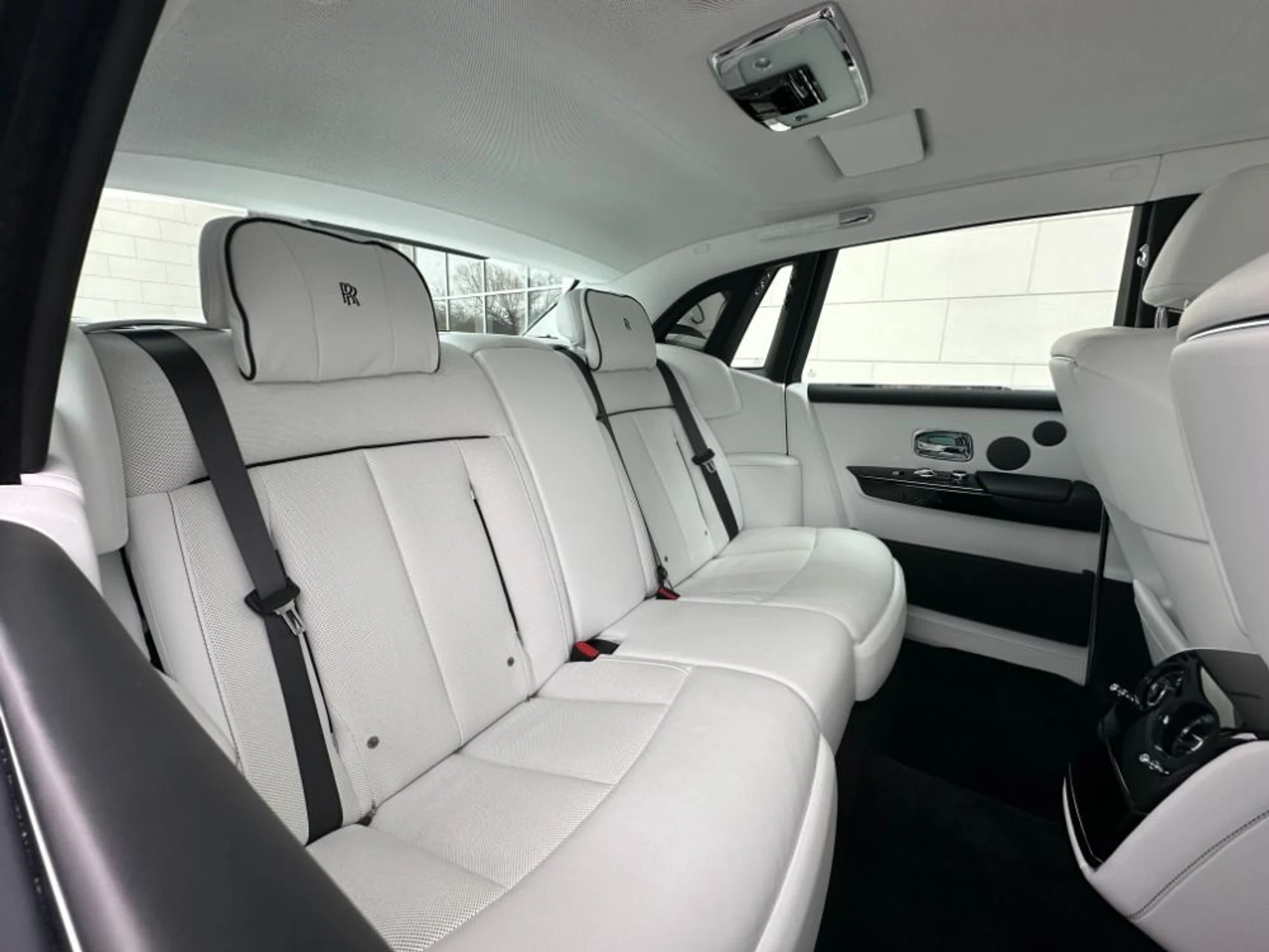 mph010_3252631497_Used_2022_Rolls_Royce_Phantom_1773436163_df41407214