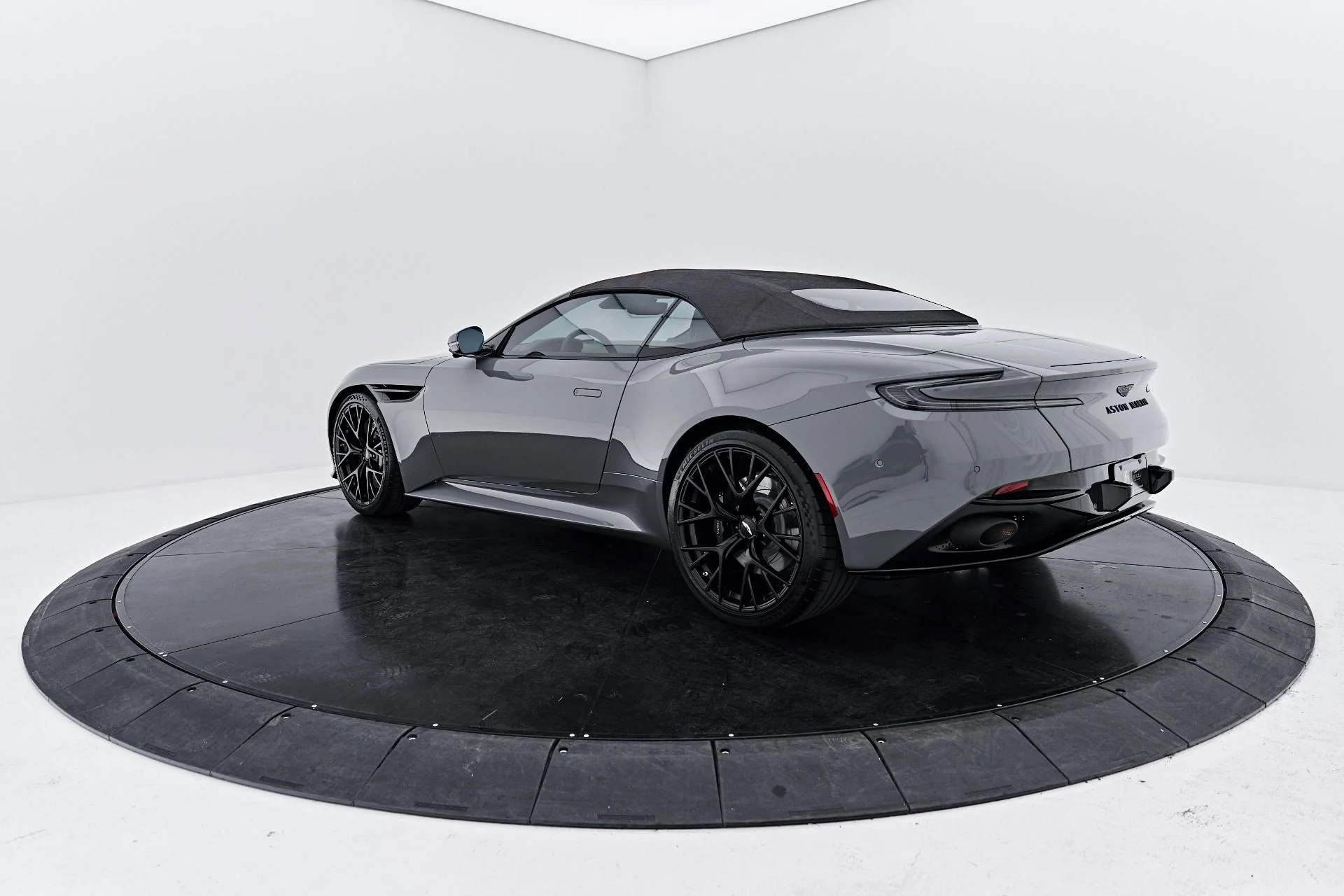 mph010_3308402054_Used_2025_Aston_Martin_DB_12_Volante_1791997204_935add04e5
