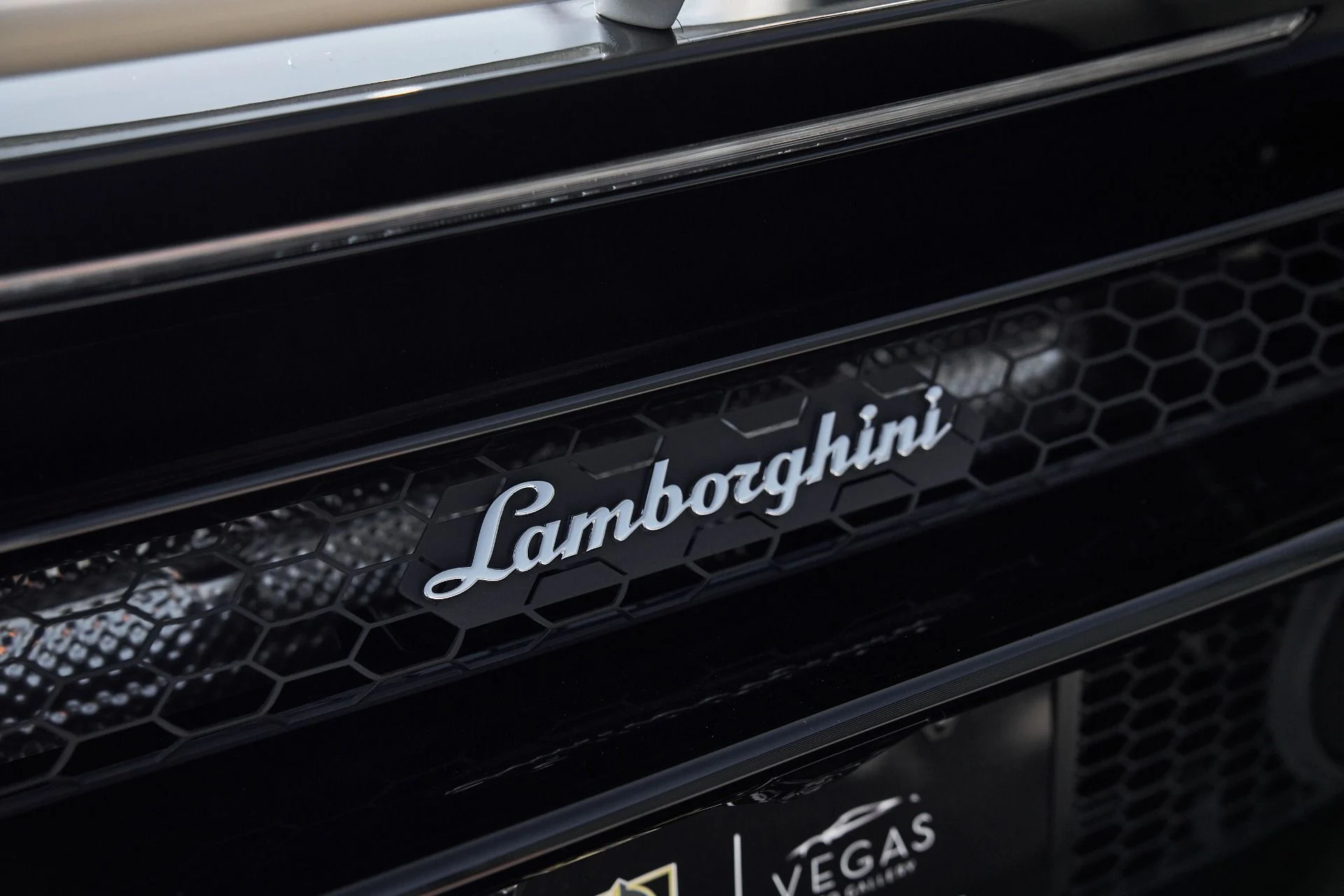 mph010_3318192318_Used_2022_Lamborghini_Huracan_EVO_Base_1761947338_6d9158917b