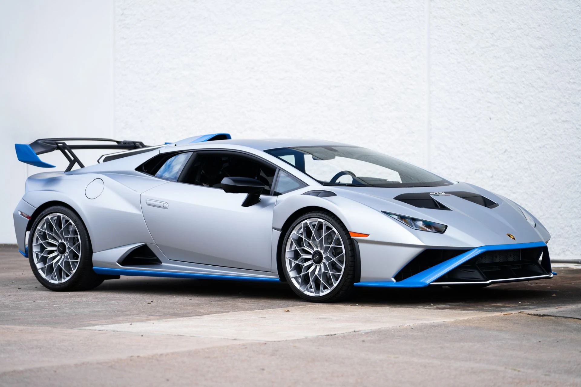 mph010_3318448222_Used_2023_Lamborghini_Huracan_STO_1760737861_8c8bde30c9