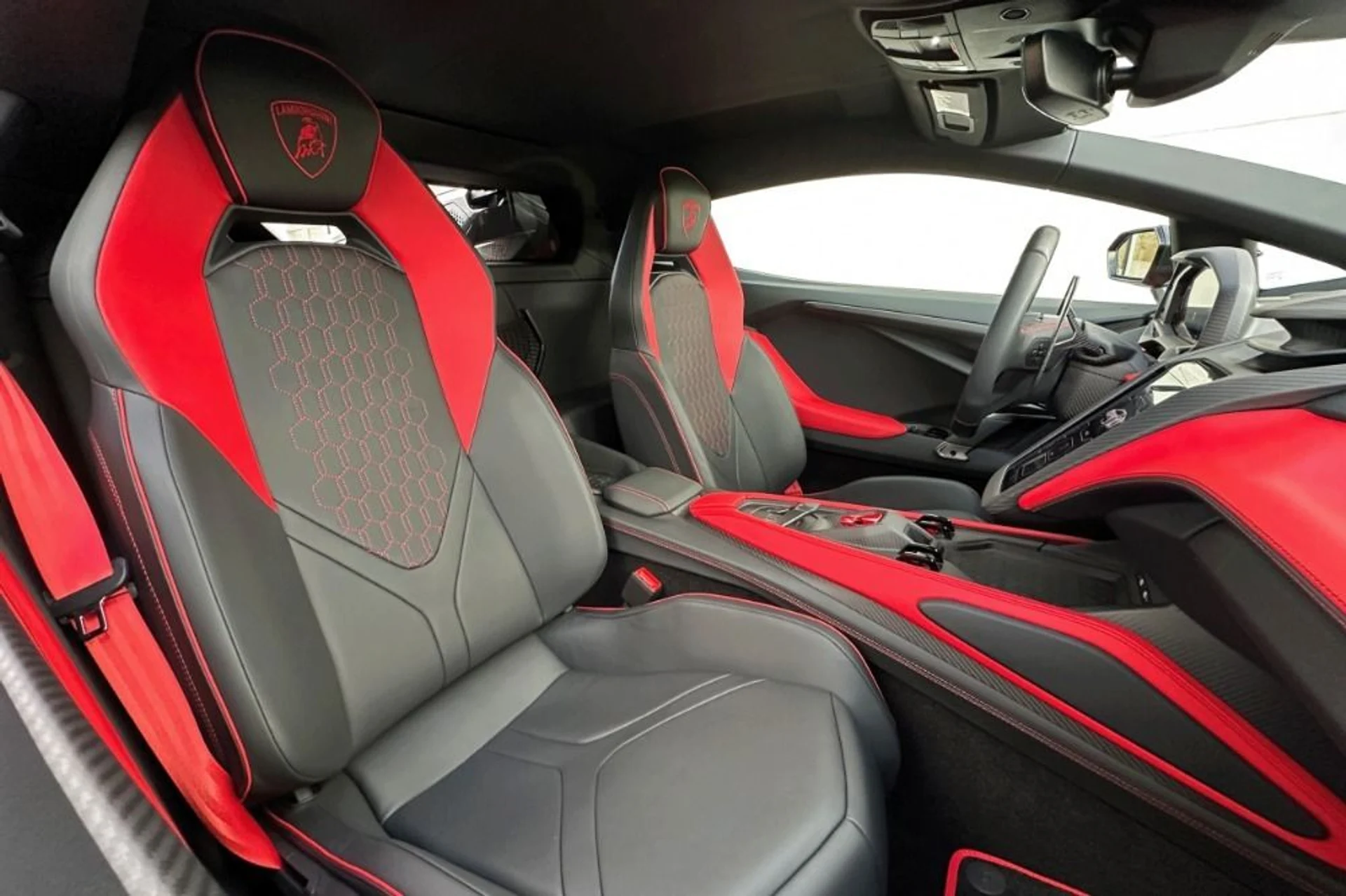 mph010_3329315807_Used_2025_Lamborghini_Revuelto_1769640277_c97f395e01