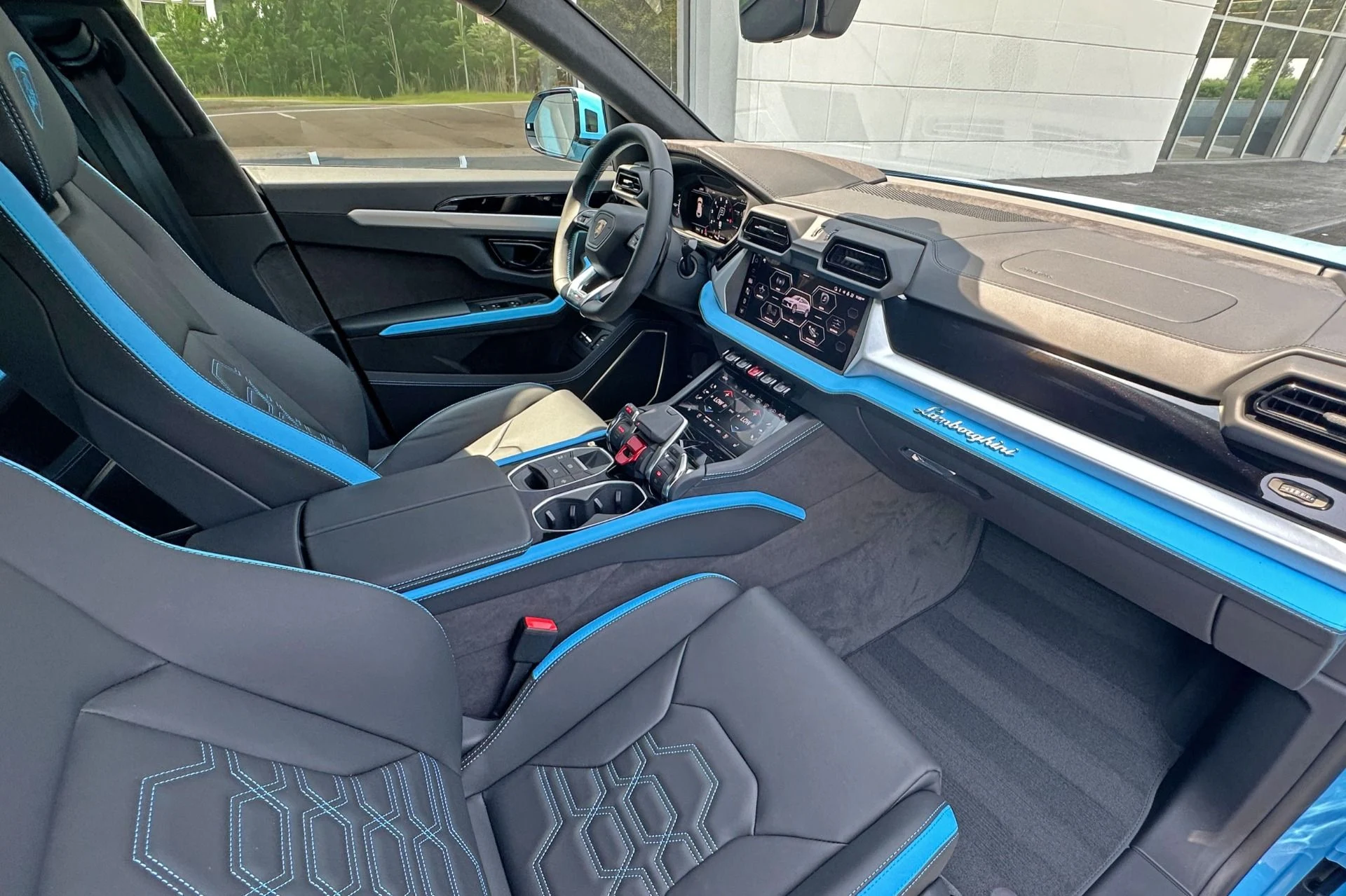 mph010_3352156403_New_2026_Lamborghini_Urus_SE_1782998768_1e37e24a81