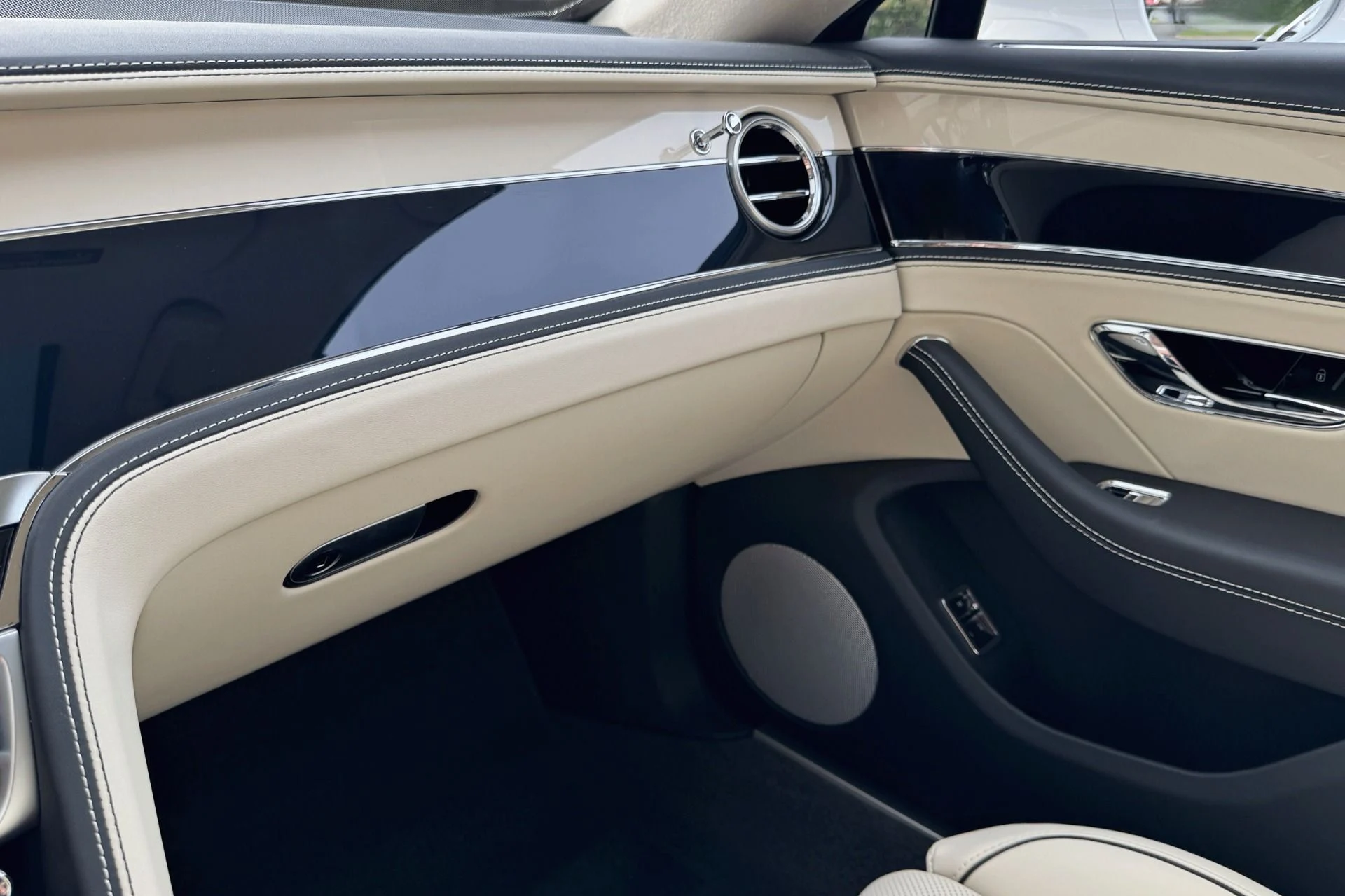 mph010_3352506013_New_2026_Bentley_Flying_Spur_1758111119_a3ee000711