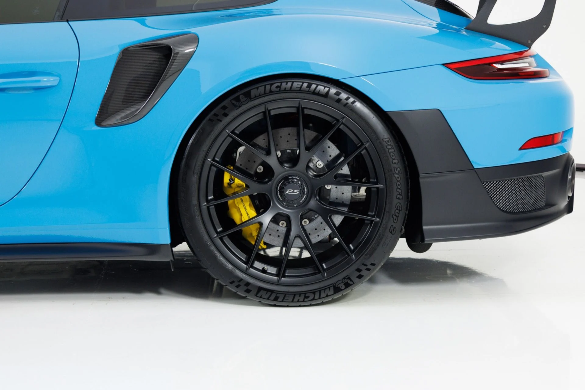 mph010_3355167077_Used_2018_Porsche_911_GT_2_RS_1783631648_27ccaf579c