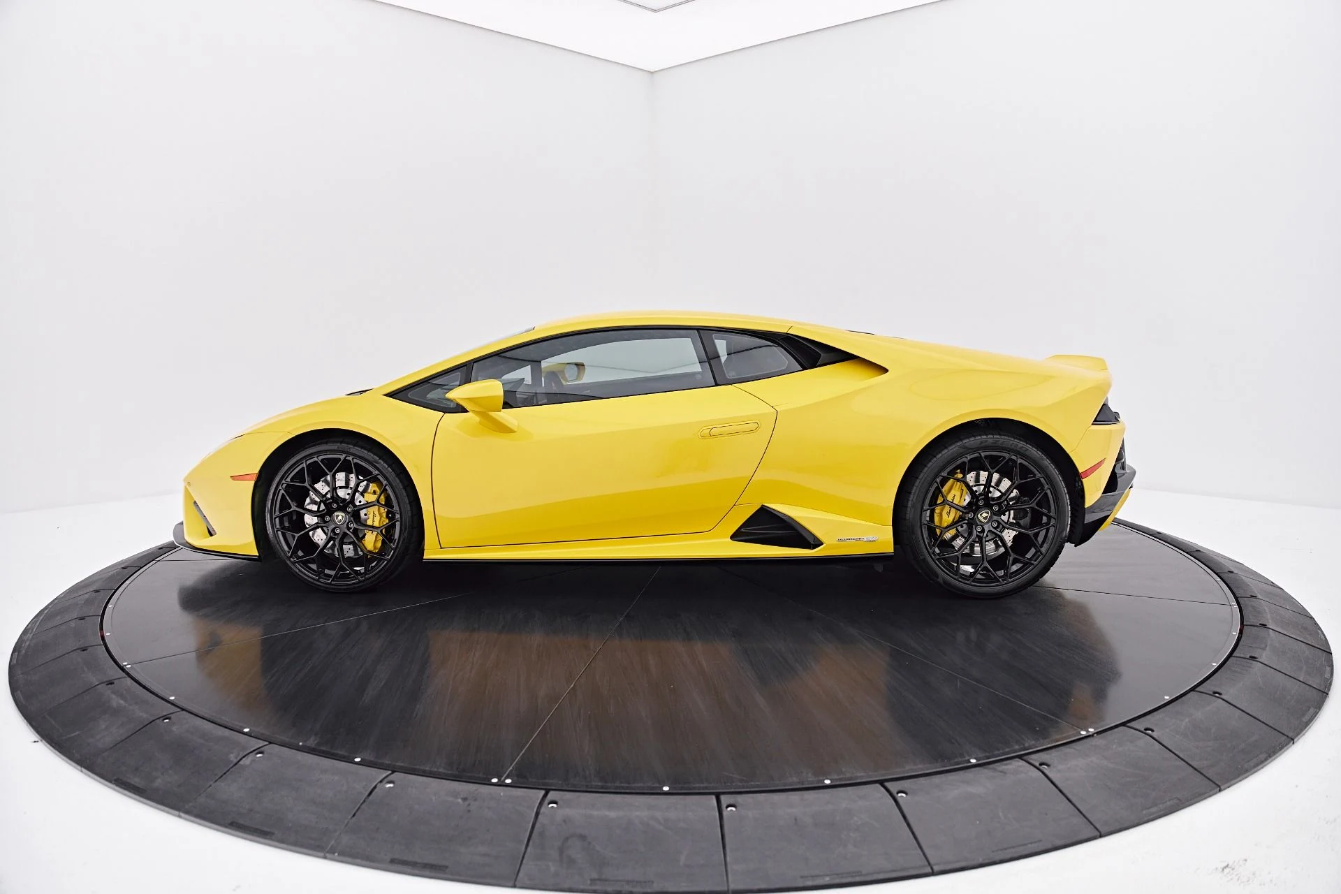 mph010_3360518271_Used_2022_Lamborghini_Huracan_EVO_Base_1787357789_dc0a622c4e