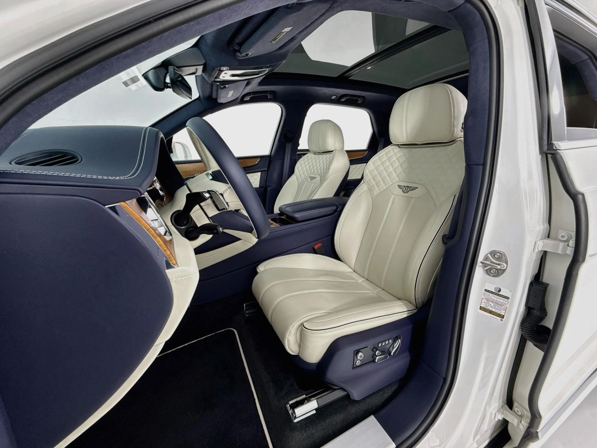 mph010_3369560550_Used_2023_Bentley_Bentayga_Azure_1793142038_2ca45427bc