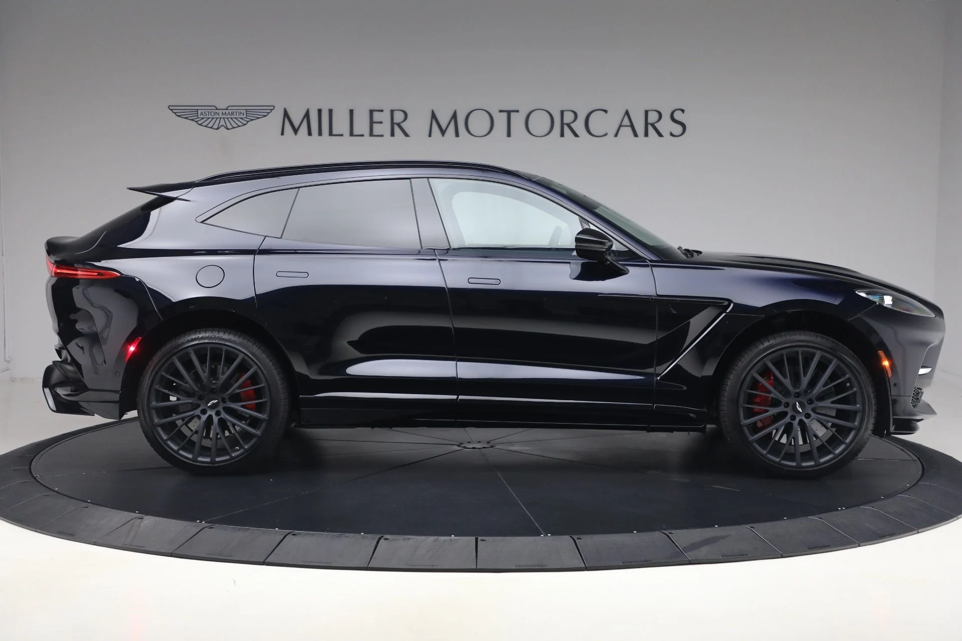 mph010_3381366618_Used_2025_Aston_Martin_DBX_707_1790965010_b1753d62c9