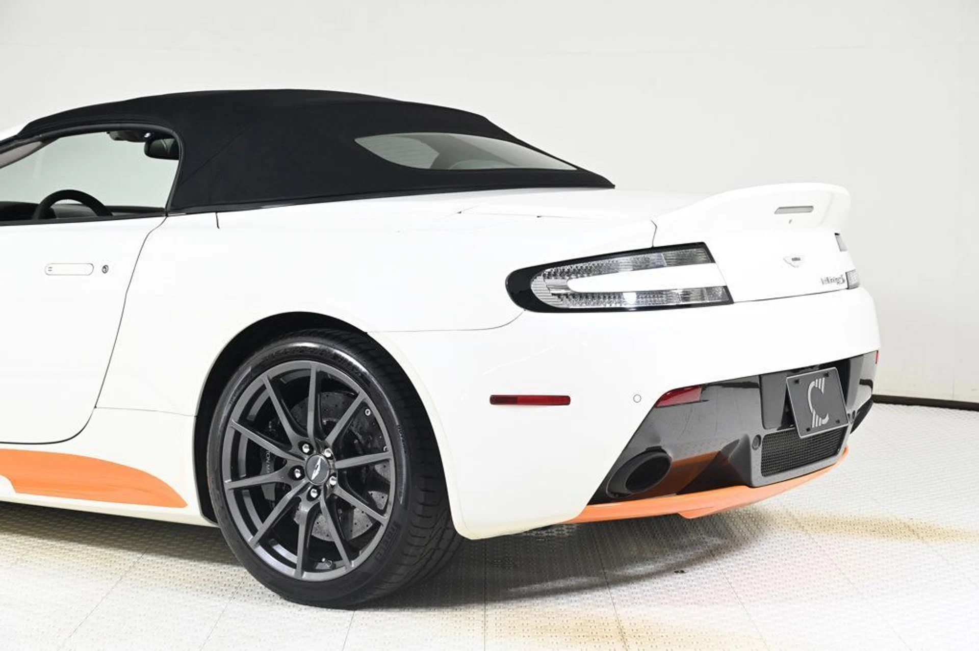 mph010_339450451_used_2017_aston_martin_v12_vantage_s_11350_22970914_10_1024_fc490b6573