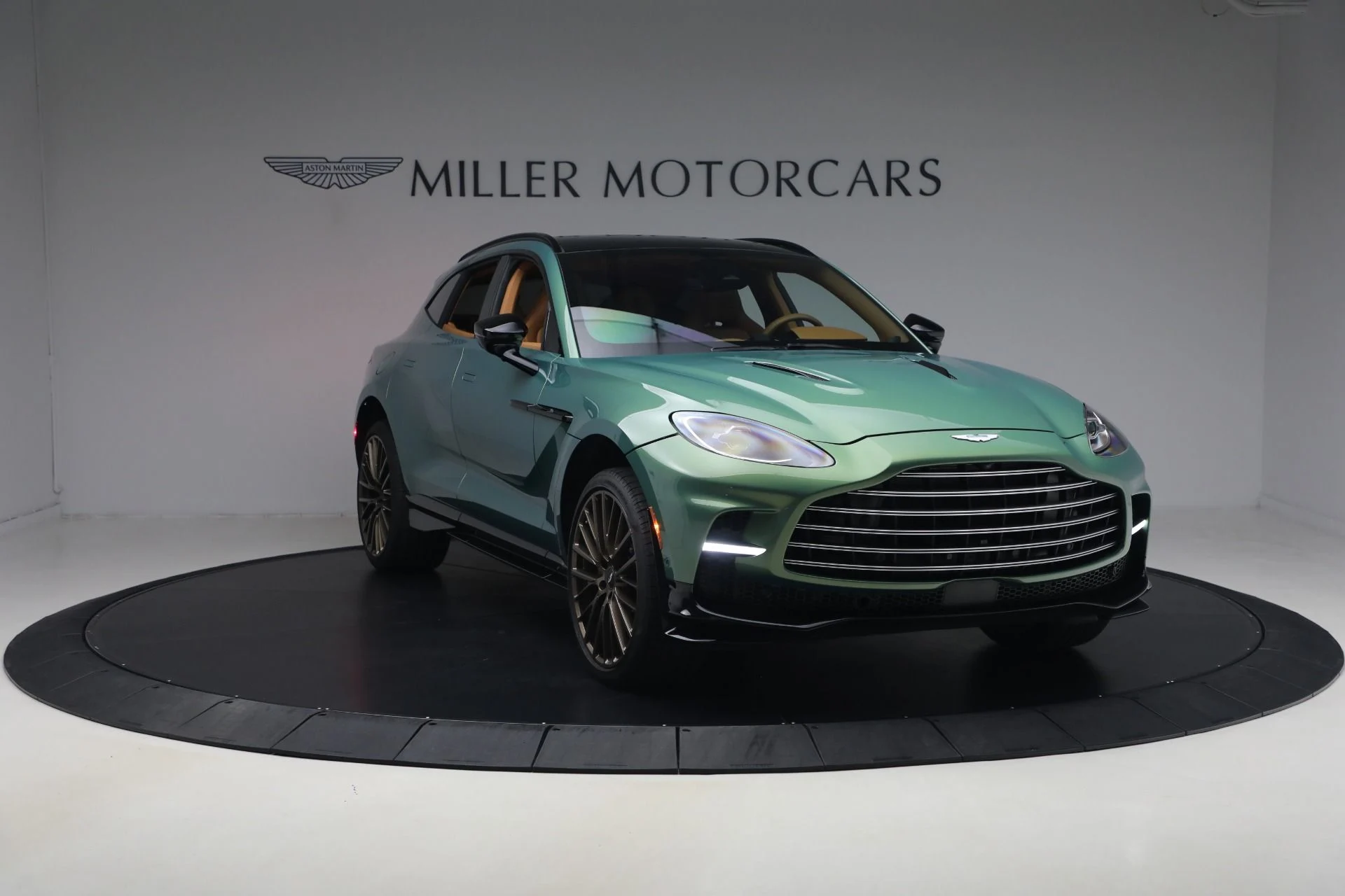 mph010_3397030981_Used_2025_Aston_Martin_DBX_707_1777039966_5b0b3c2de8