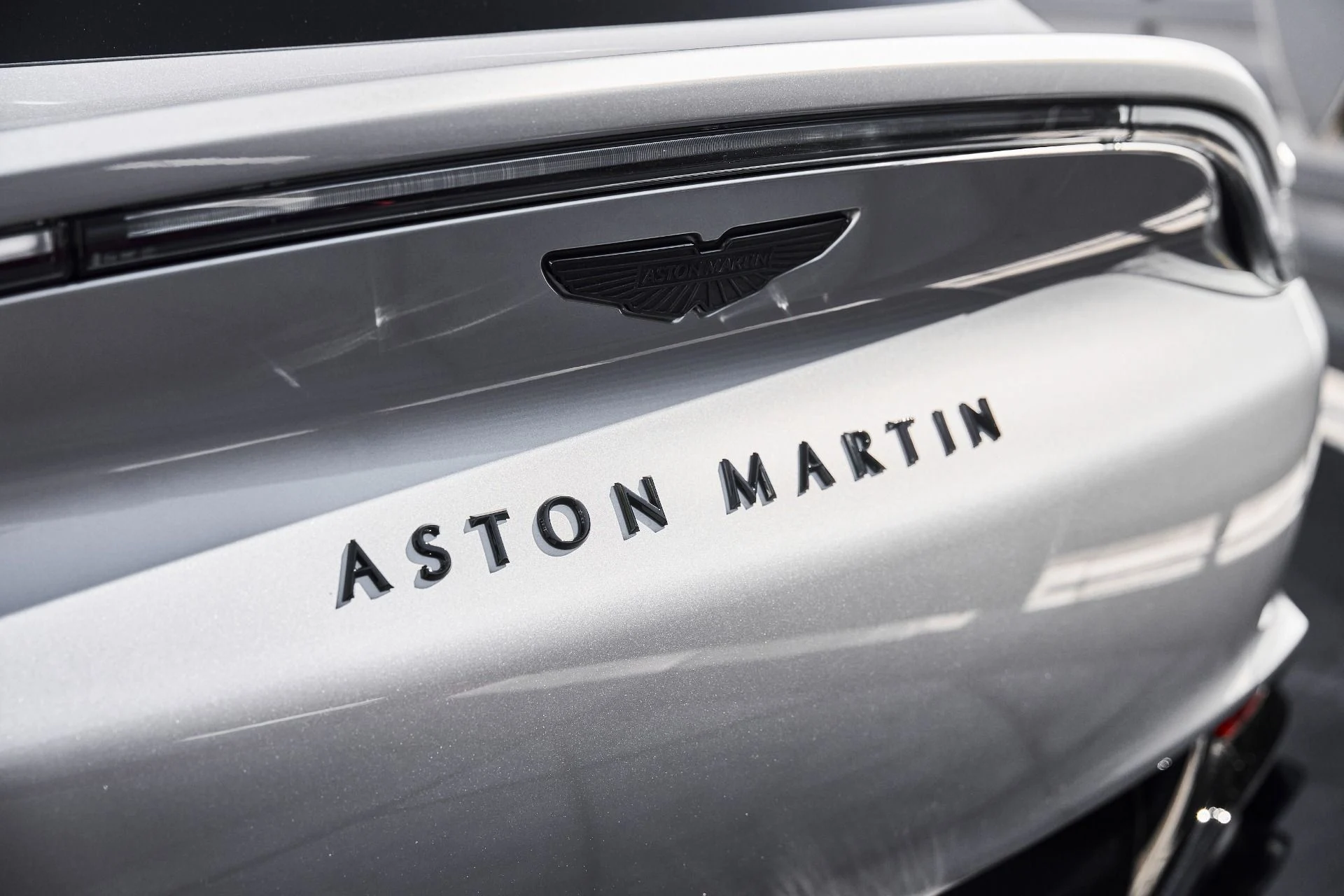 mph010_3410114962_Used_2025_Aston_Martin_DBX_707_1778288581_9b59c84549