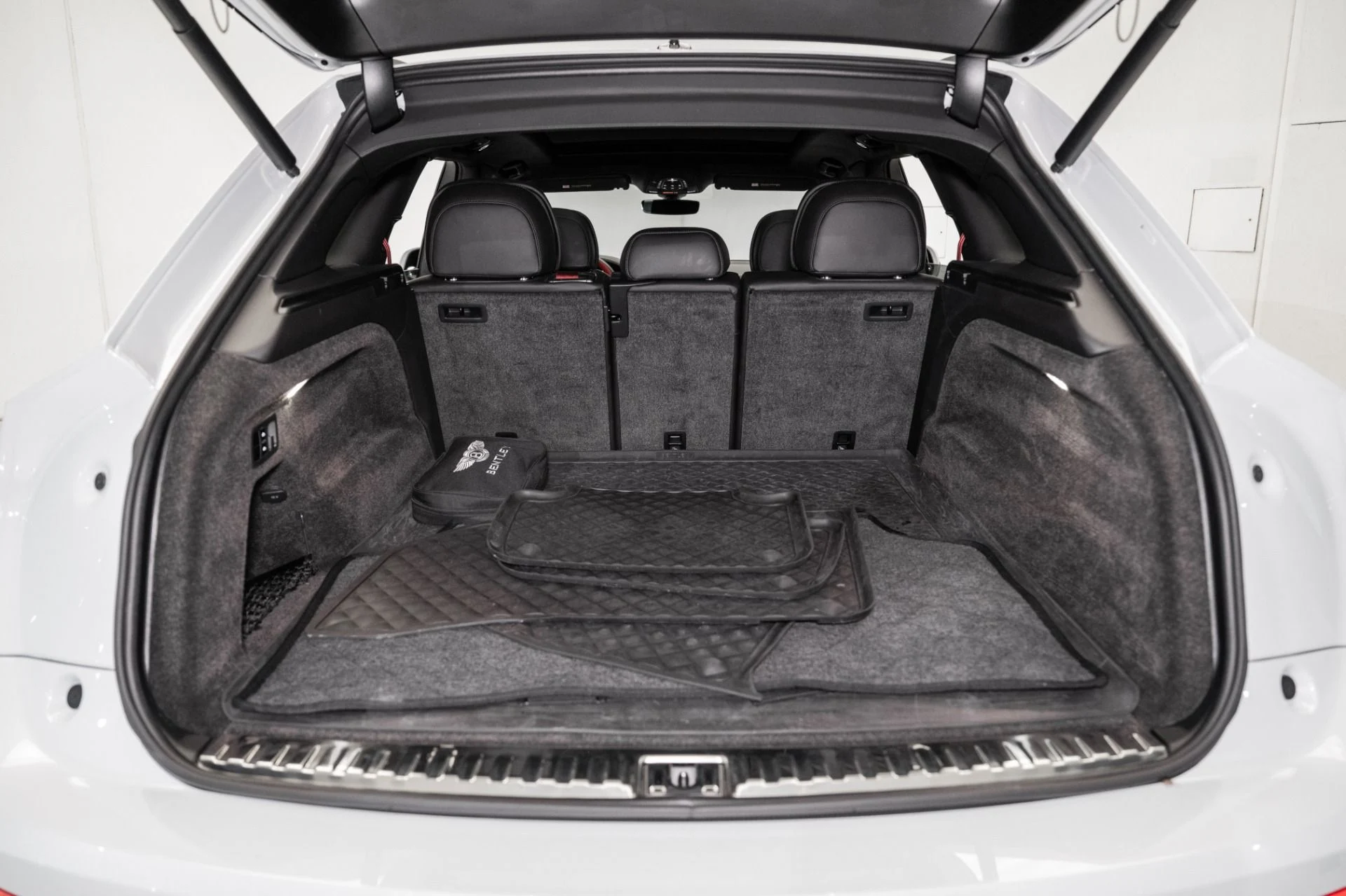 mph010_3412183460_Used_2021_Bentley_Bentayga_V8_1759421364_e9aa73066c