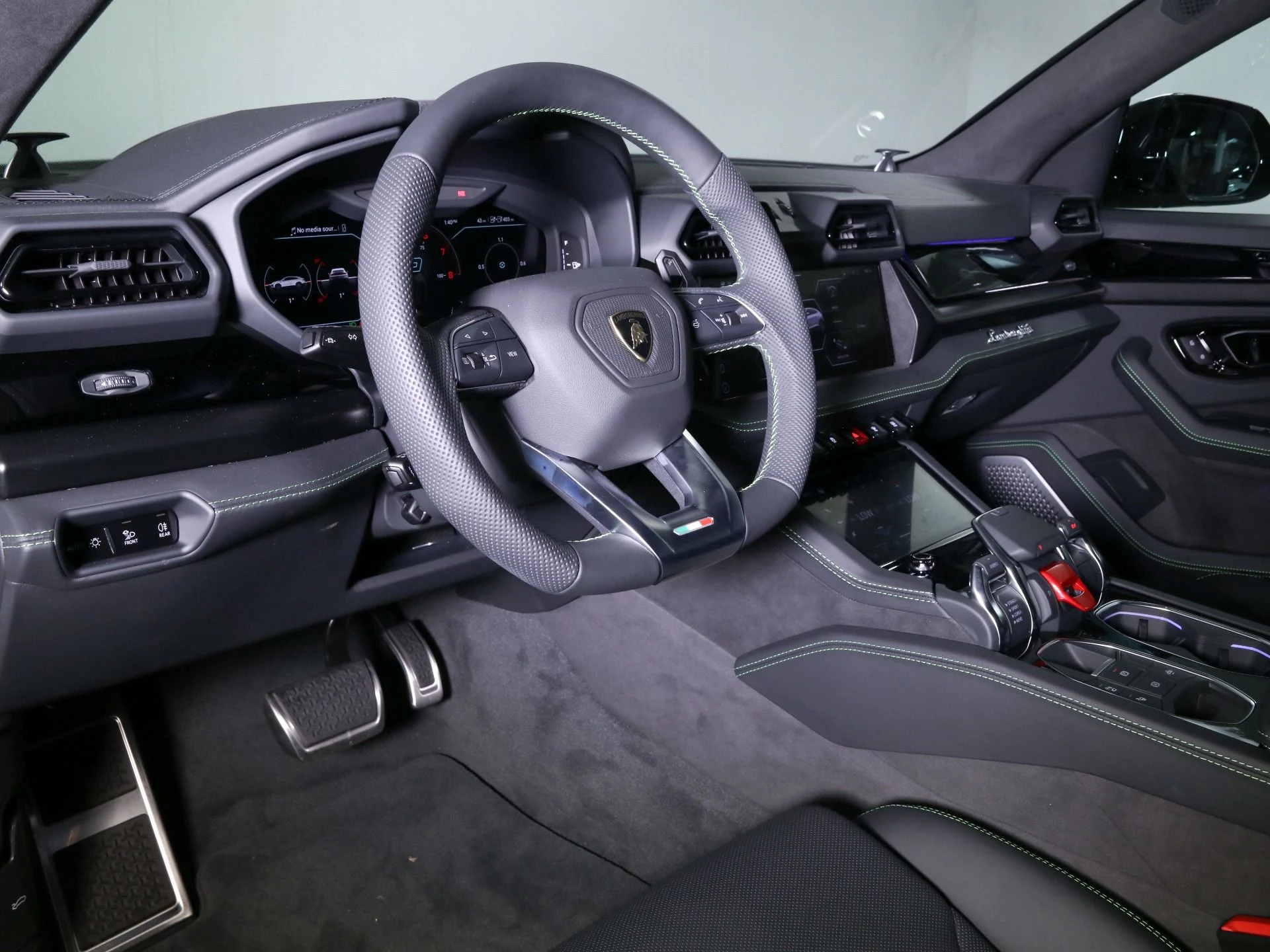 mph010_3434788277_New_2025_Lamborghini_Urus_SE_1756395127_9b18c6efb7