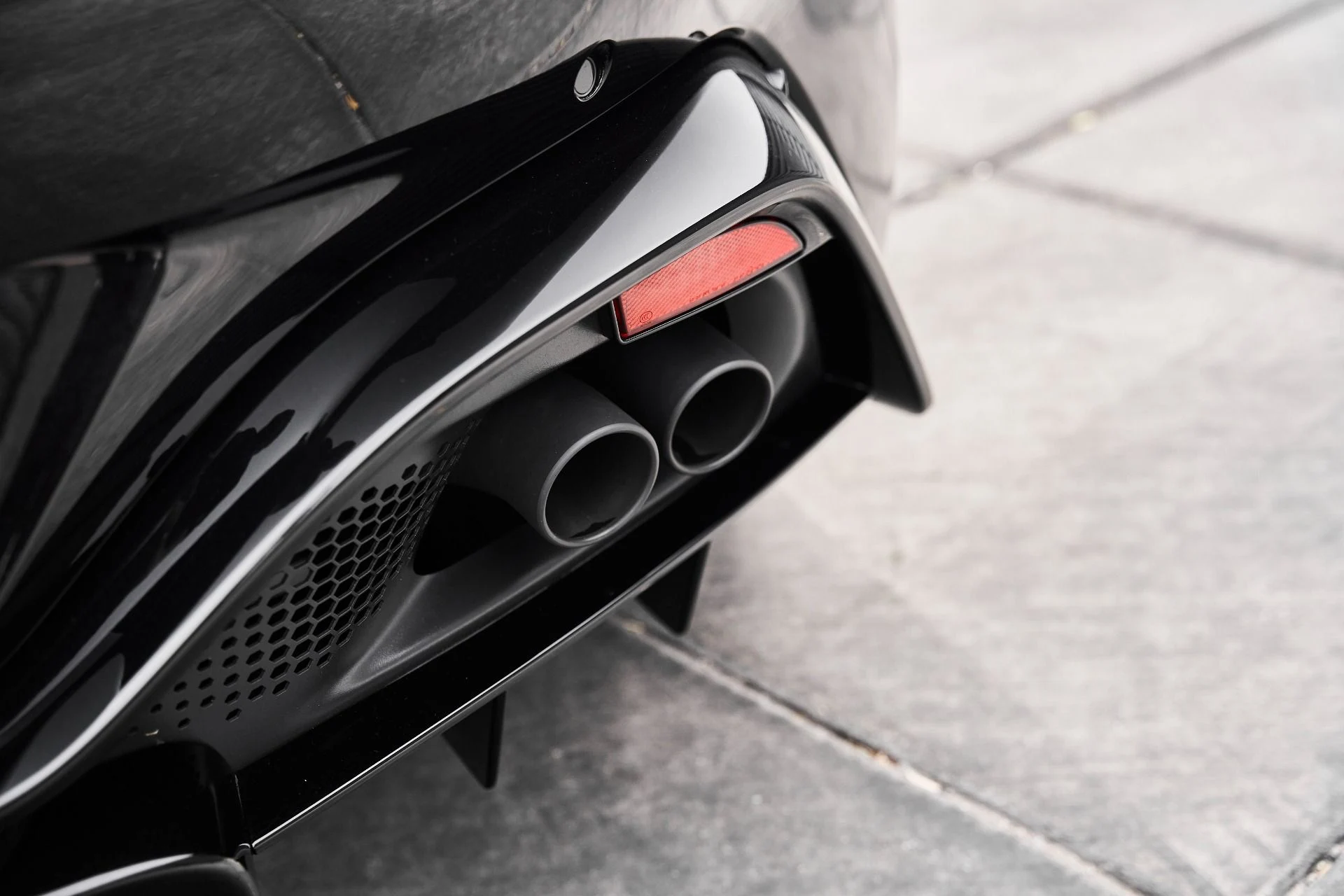 mph010_3473784005_Used_2023_Aston_Martin_Vantage_1775333294_79525bbd85