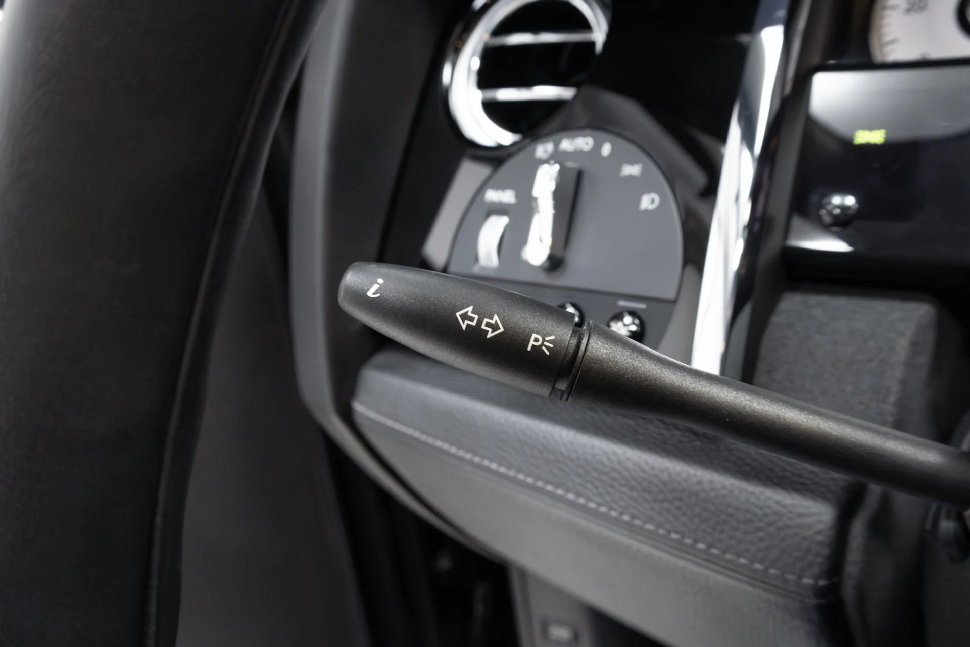 mph010_350425788_Used_2011_Rolls_Royce_Ghost_Base_1762877304_27f66c5793