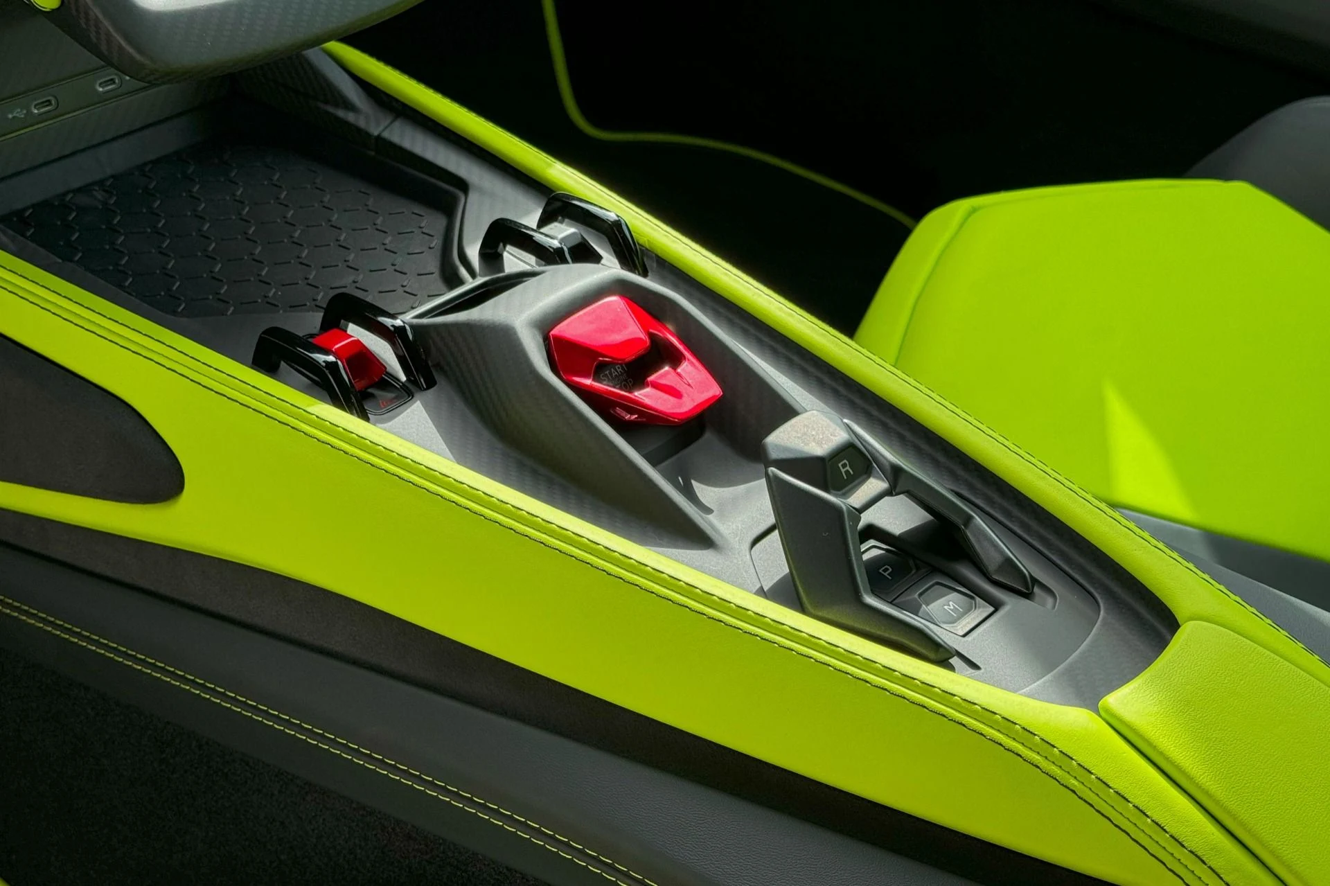 mph010_3522414788_Used_2024_Lamborghini_Revuelto_1741338657_6530e07510