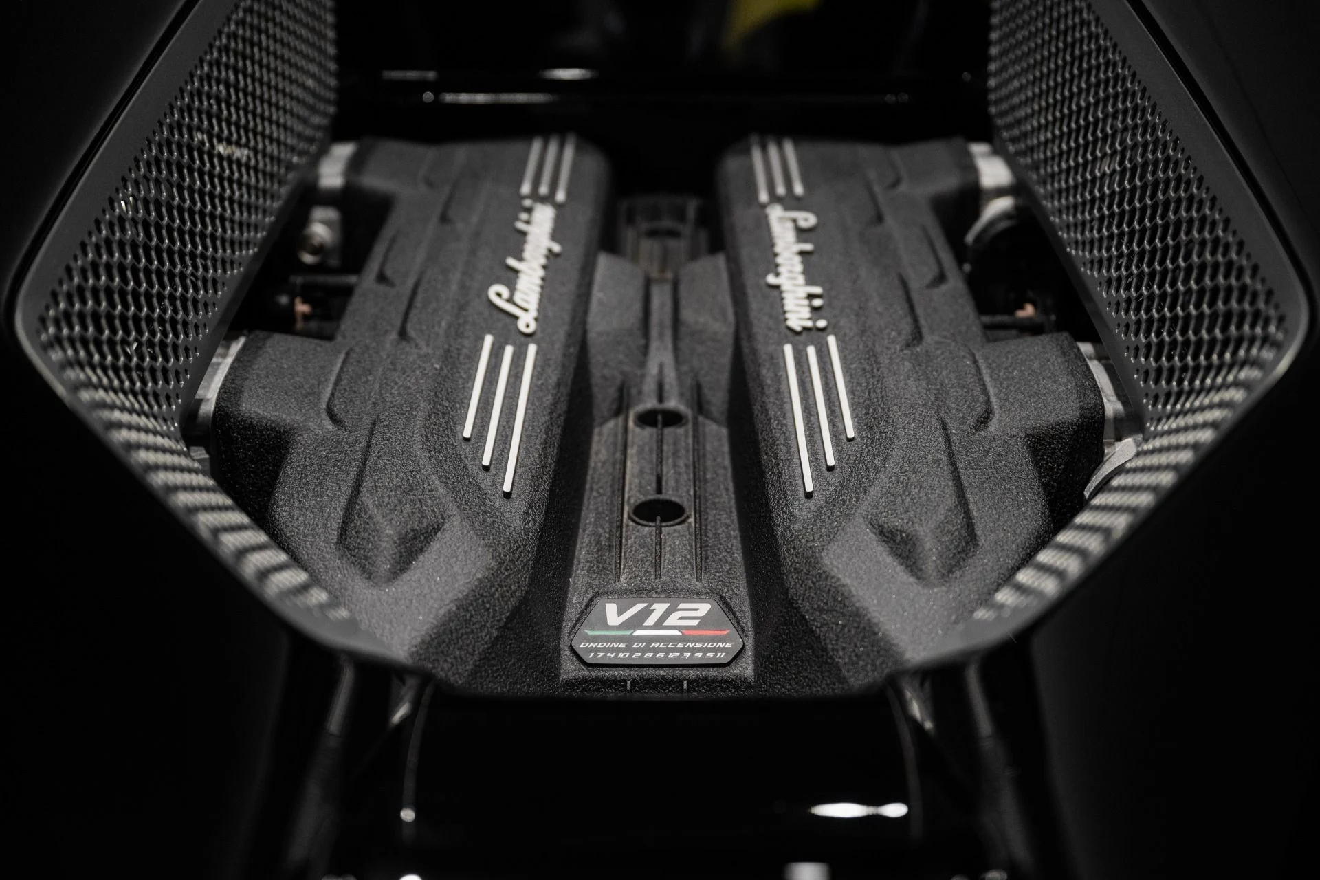 mph010_3522857639_Used_2024_Lamborghini_Revuelto_1761662610_1caf7b787d