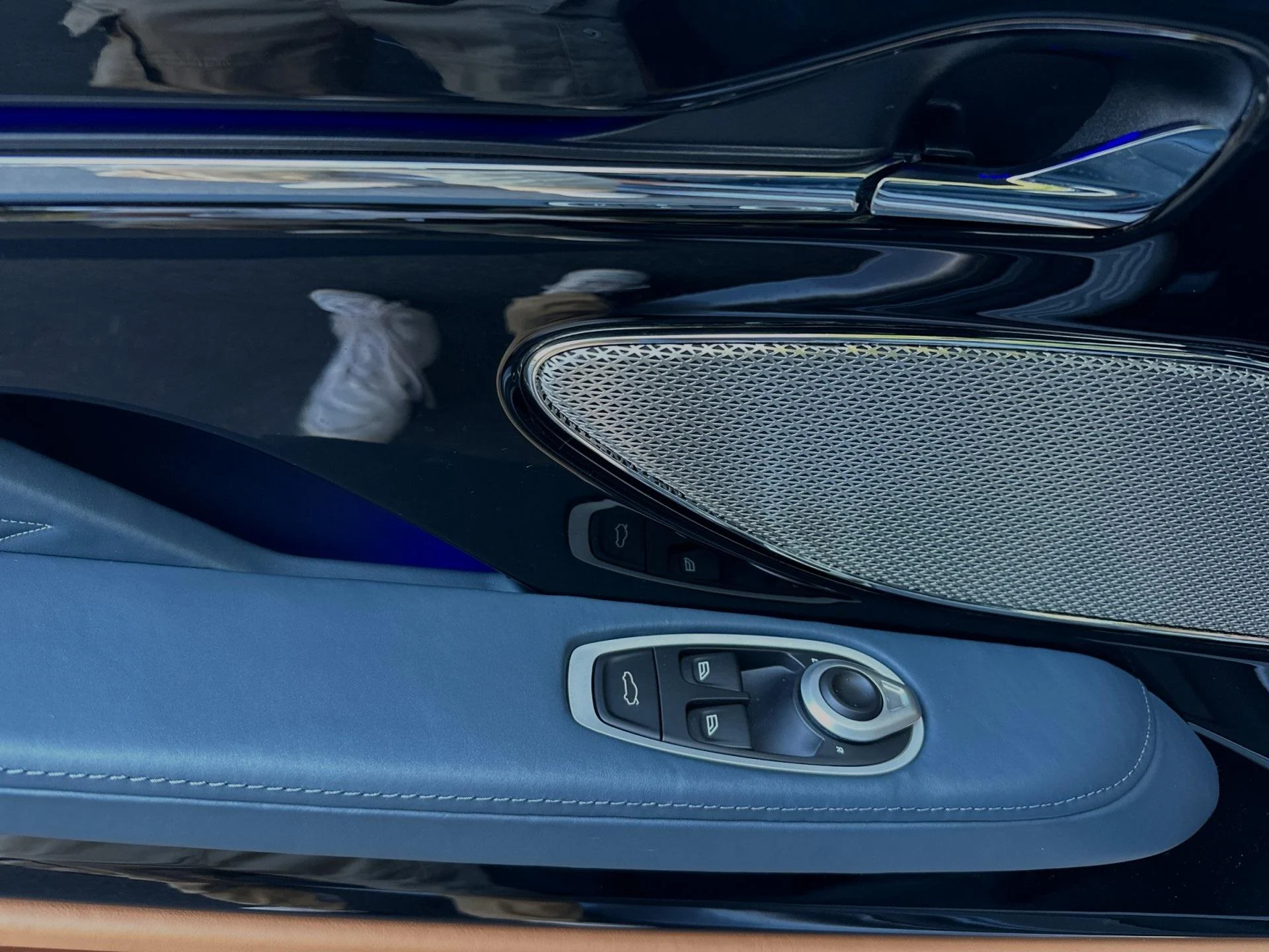mph010_3574553953_New_2025_Aston_Martin_DB_12_1754728060_a217688090