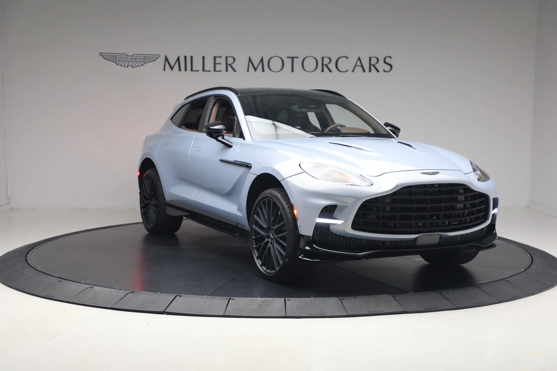 mph010_3582631406_Used_2026_Aston_Martin_DBX_707_1780931416_de8a04cd43