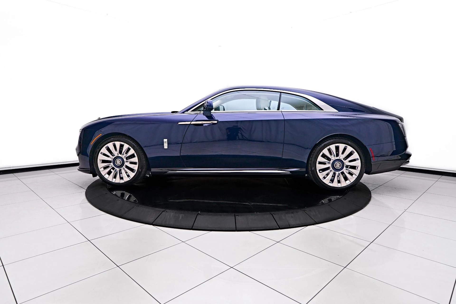 mph010_3584392242_Used_2024_Rolls_Royce_Spectre_1754161141_6a23092aae