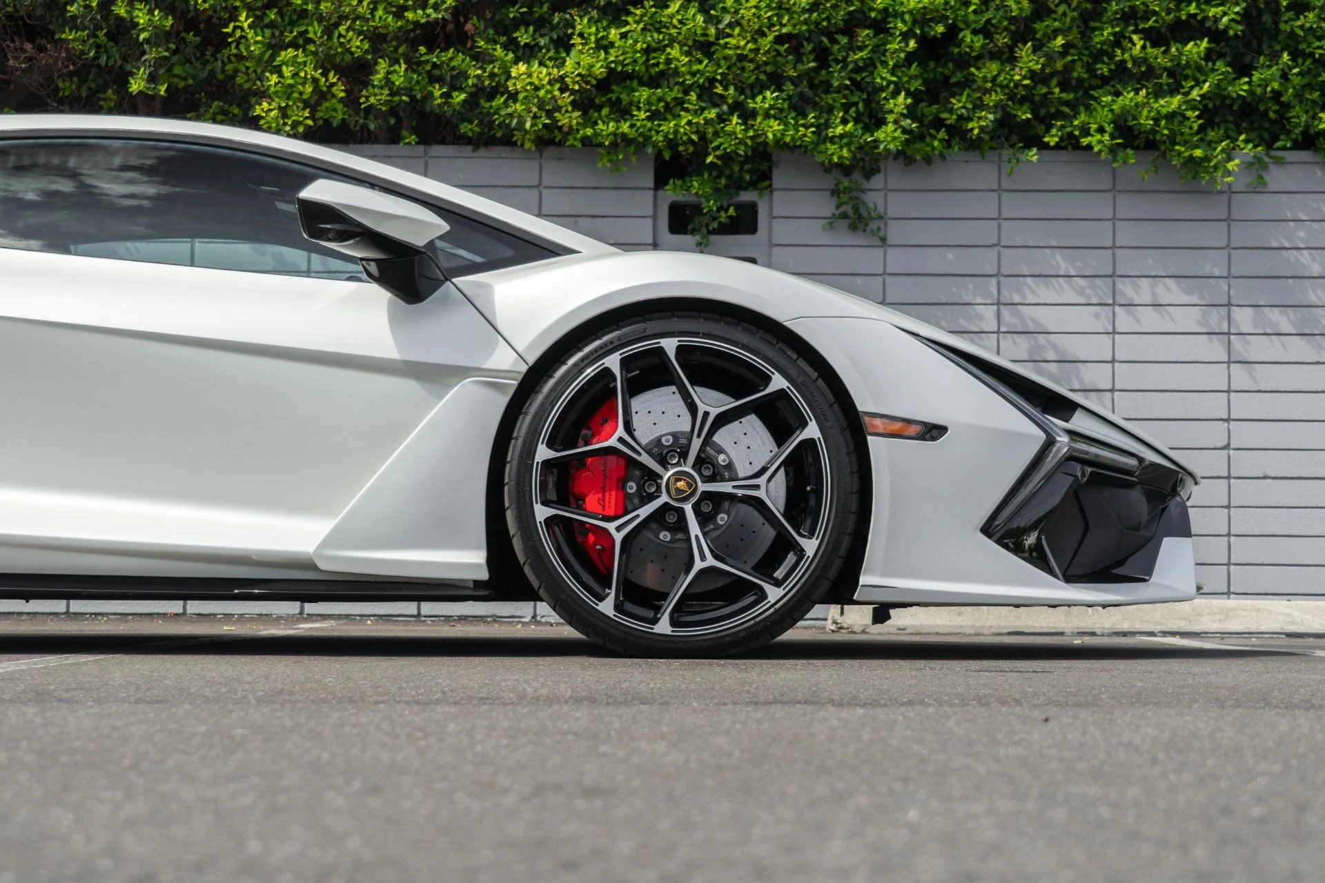 mph010_3612645527_Used_2024_Lamborghini_Revuelto_1759355869_8786696c7a