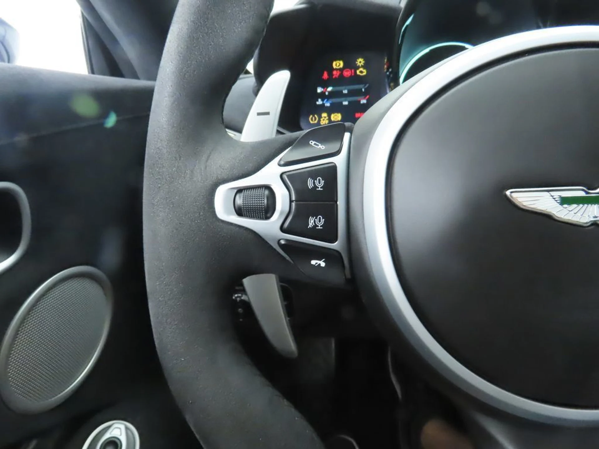 mph010_364666347_used_2020_aston_martin_vantage_coupe_8119_22982881_11_1024_1d3ae8f425