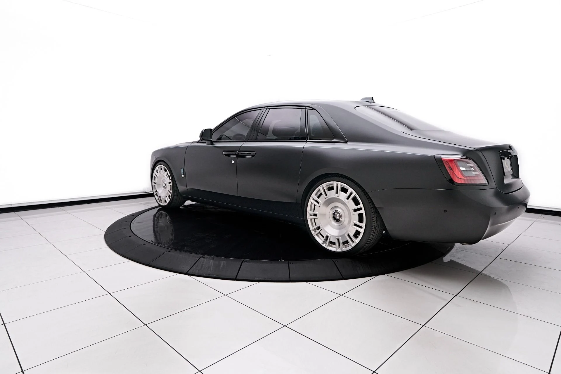 mph010_3655541954_Used_2024_Rolls_Royce_Ghost_Base_1755131984_f04873cb2e